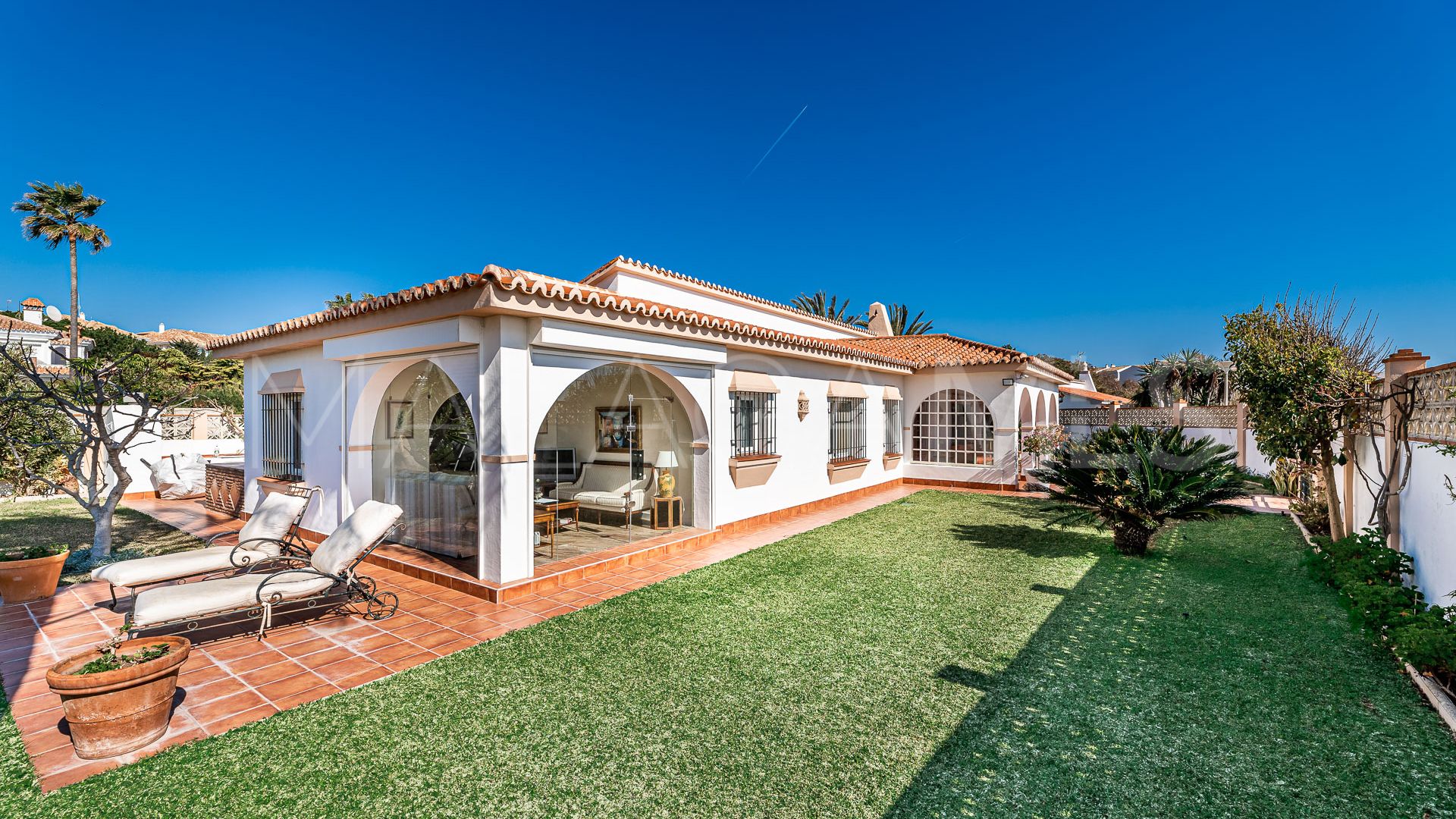 Villa for sale in Elviria