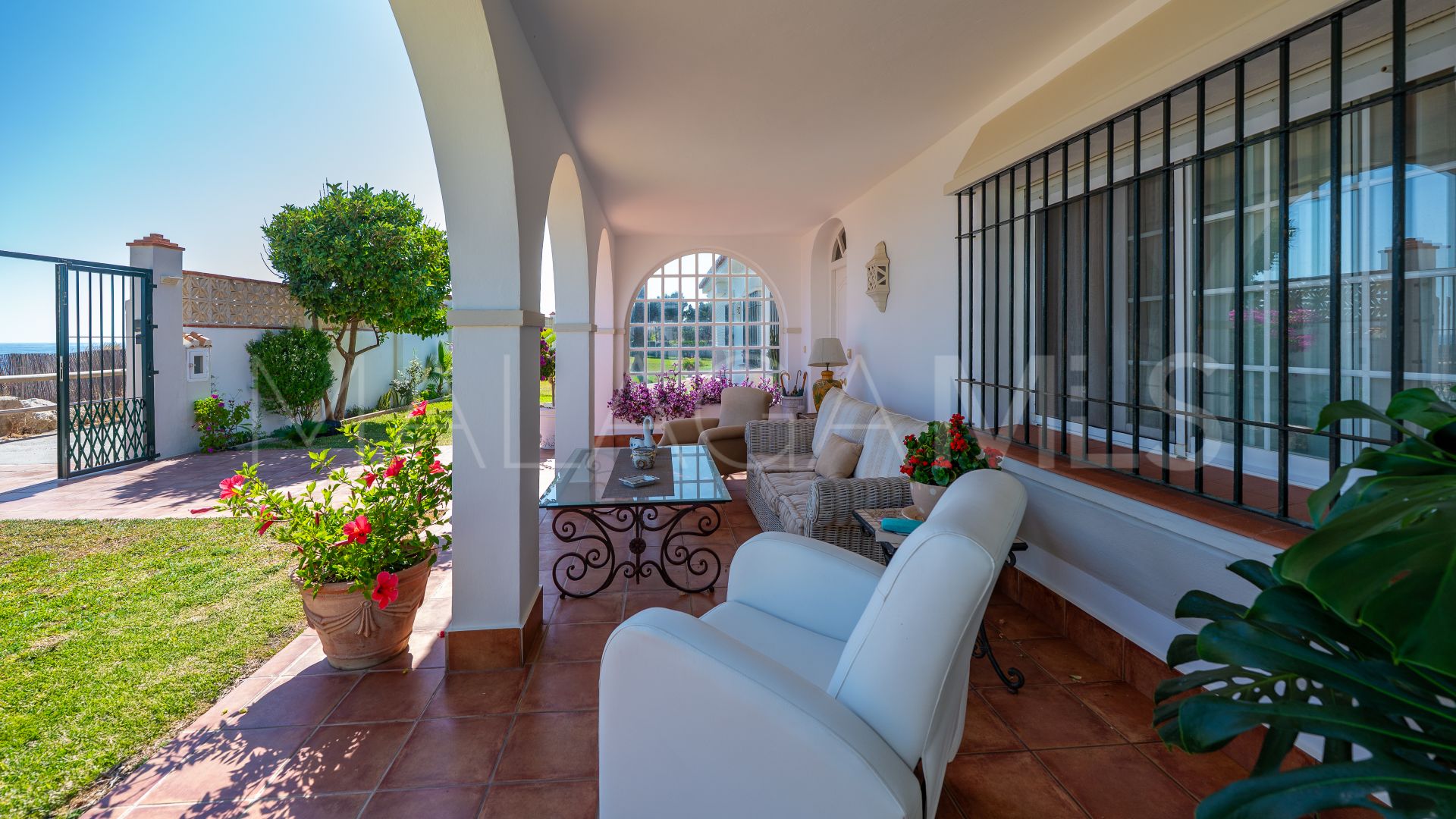 Villa for sale in Elviria