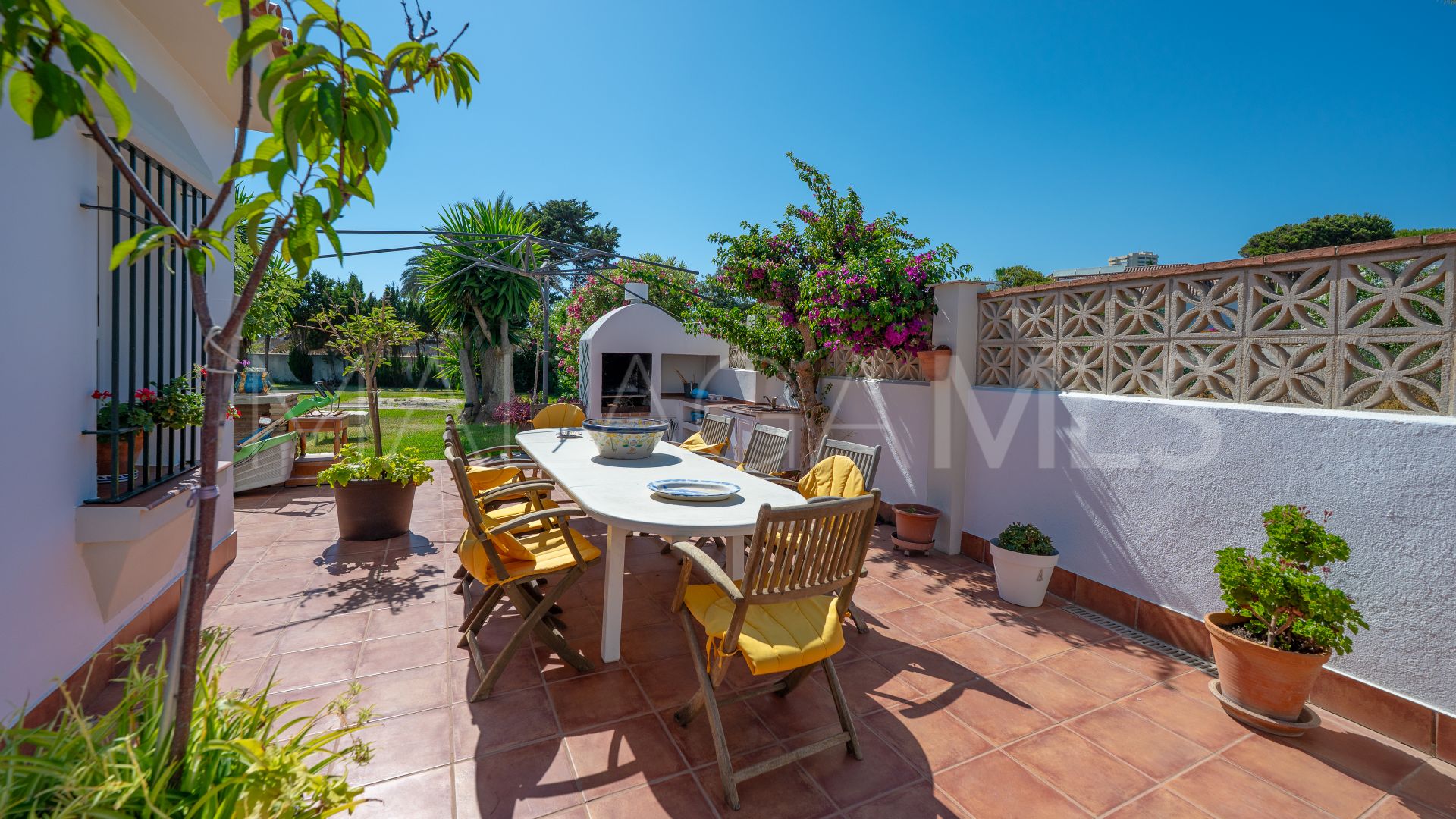 Villa for sale in Elviria