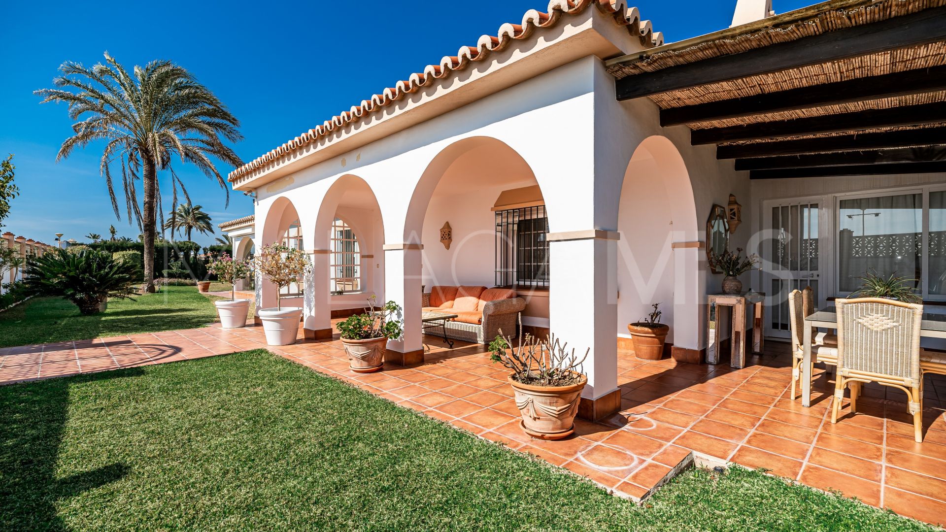 Villa for sale in Elviria