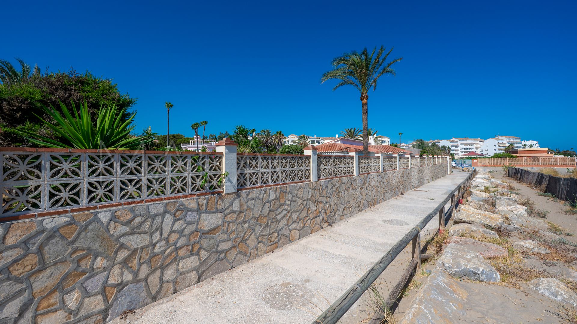 Villa for sale in Elviria