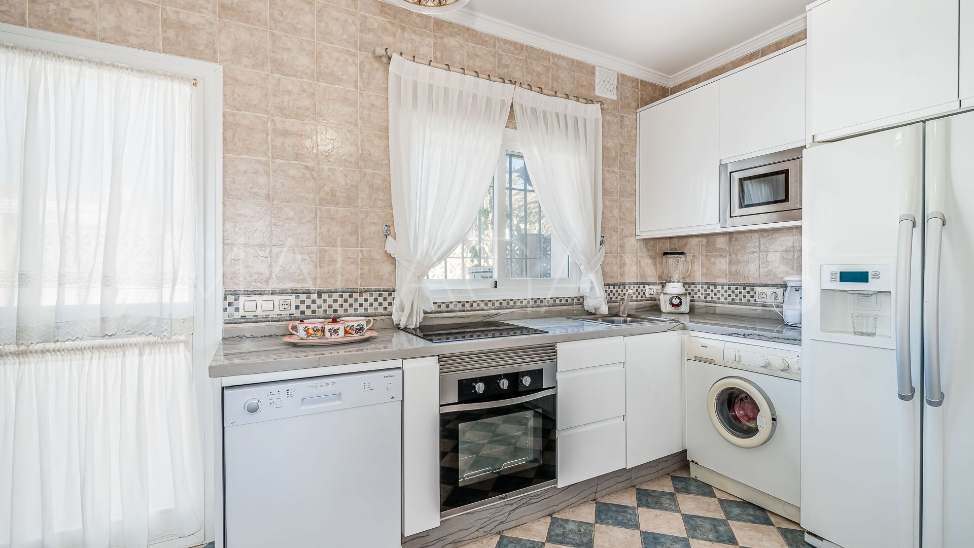 Villa for sale in Elviria