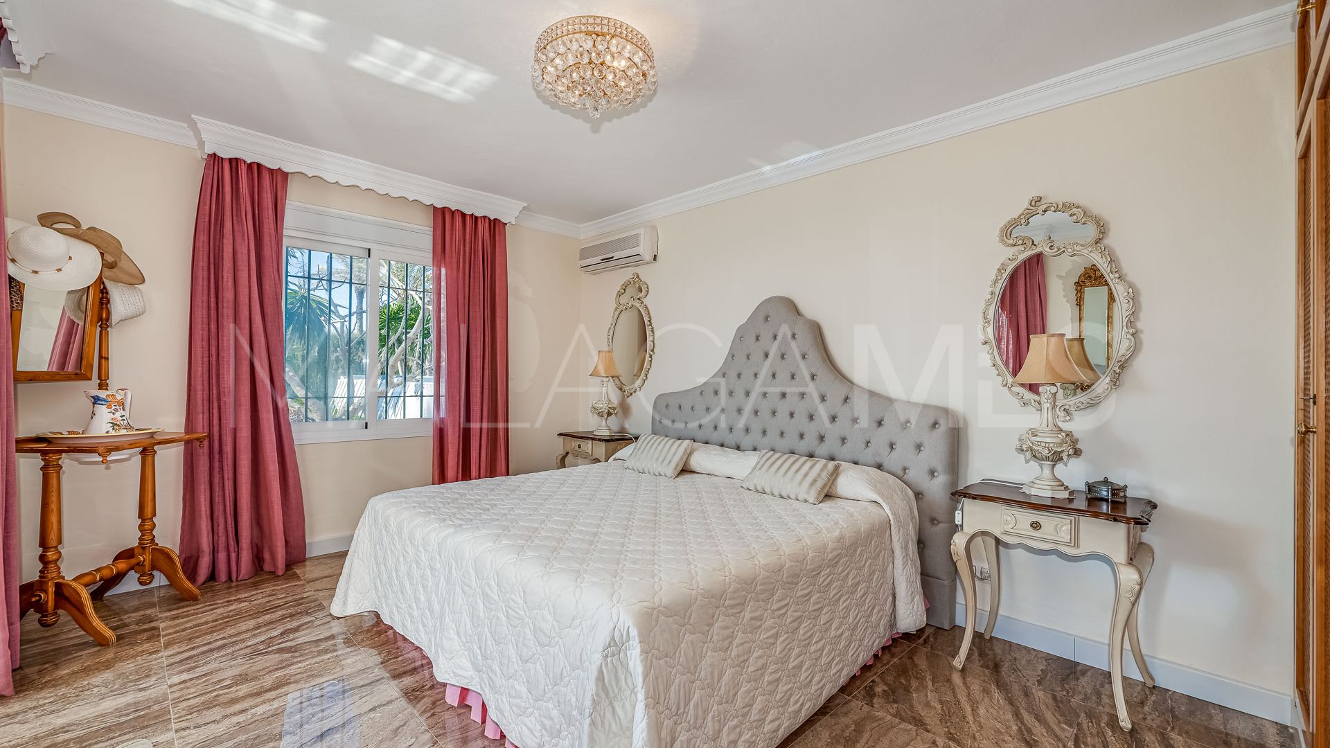 Villa for sale in Elviria