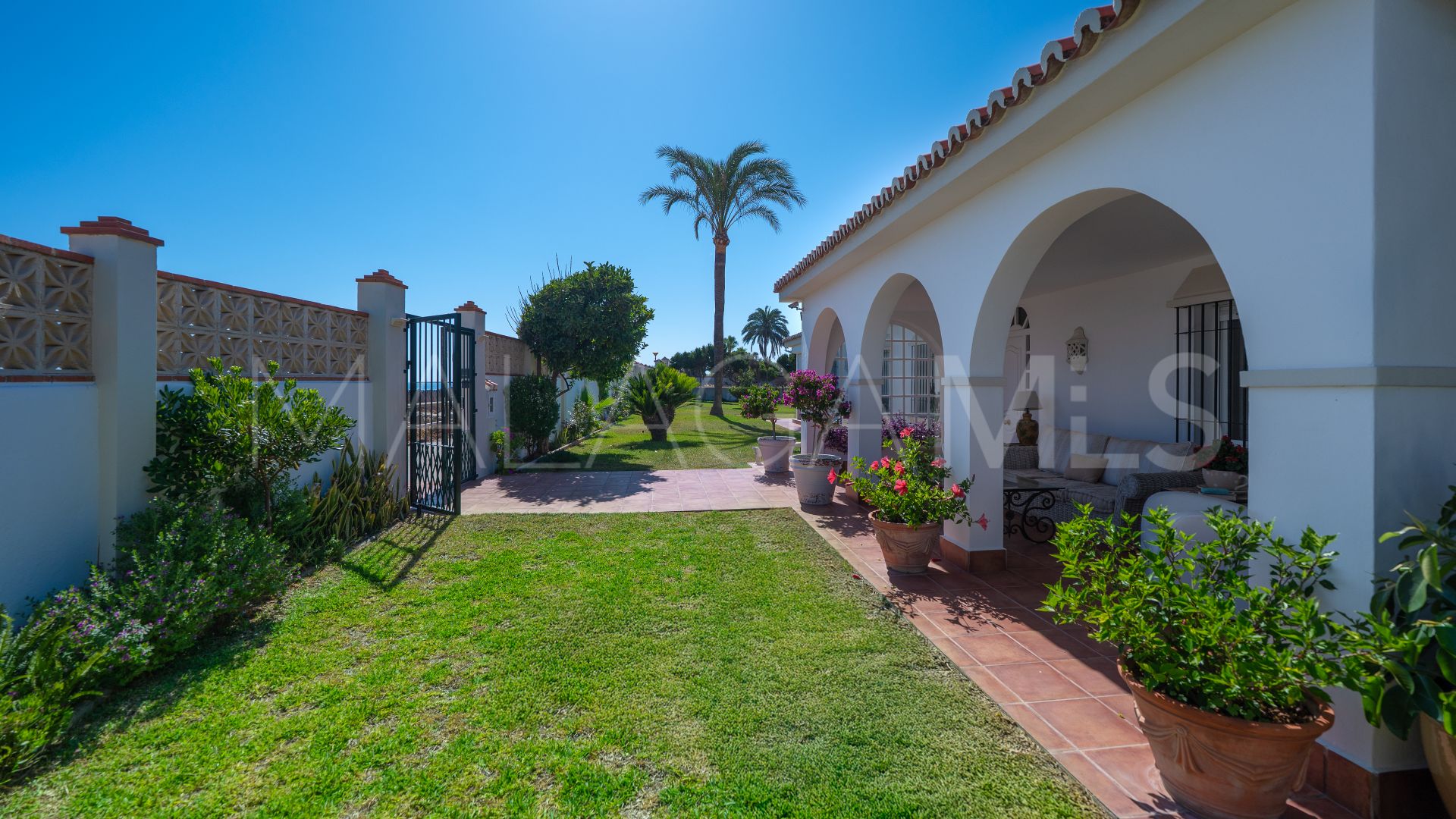 Villa for sale in Elviria