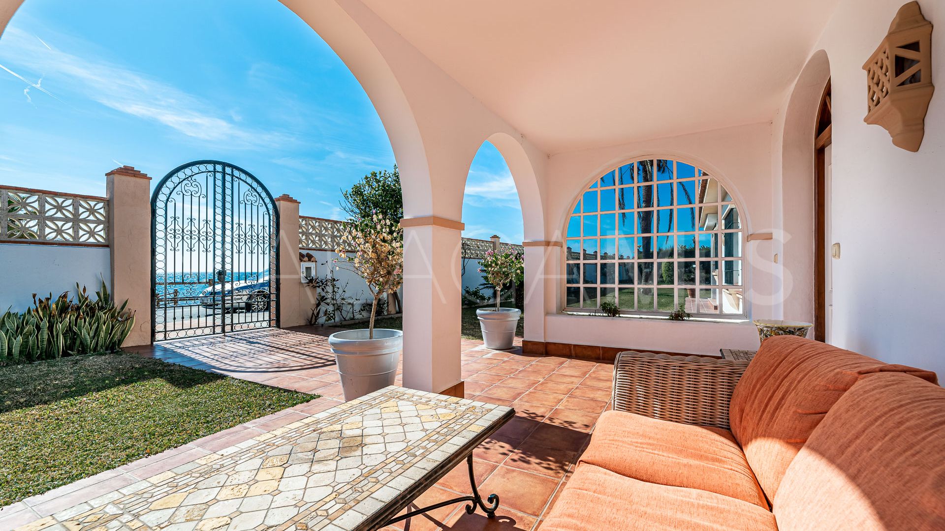 Villa for sale in Elviria