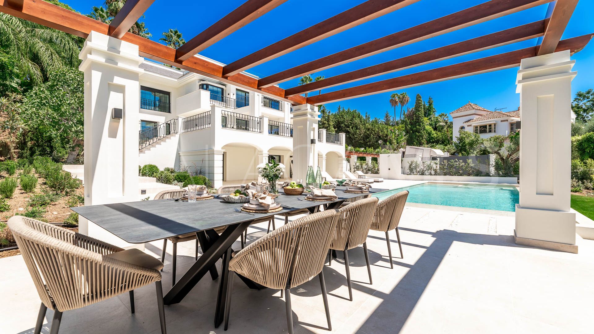 For sale villa in Nueva Andalucia with 6 bedrooms