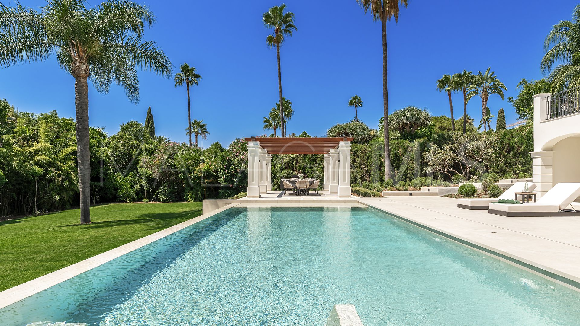For sale villa in Nueva Andalucia with 6 bedrooms