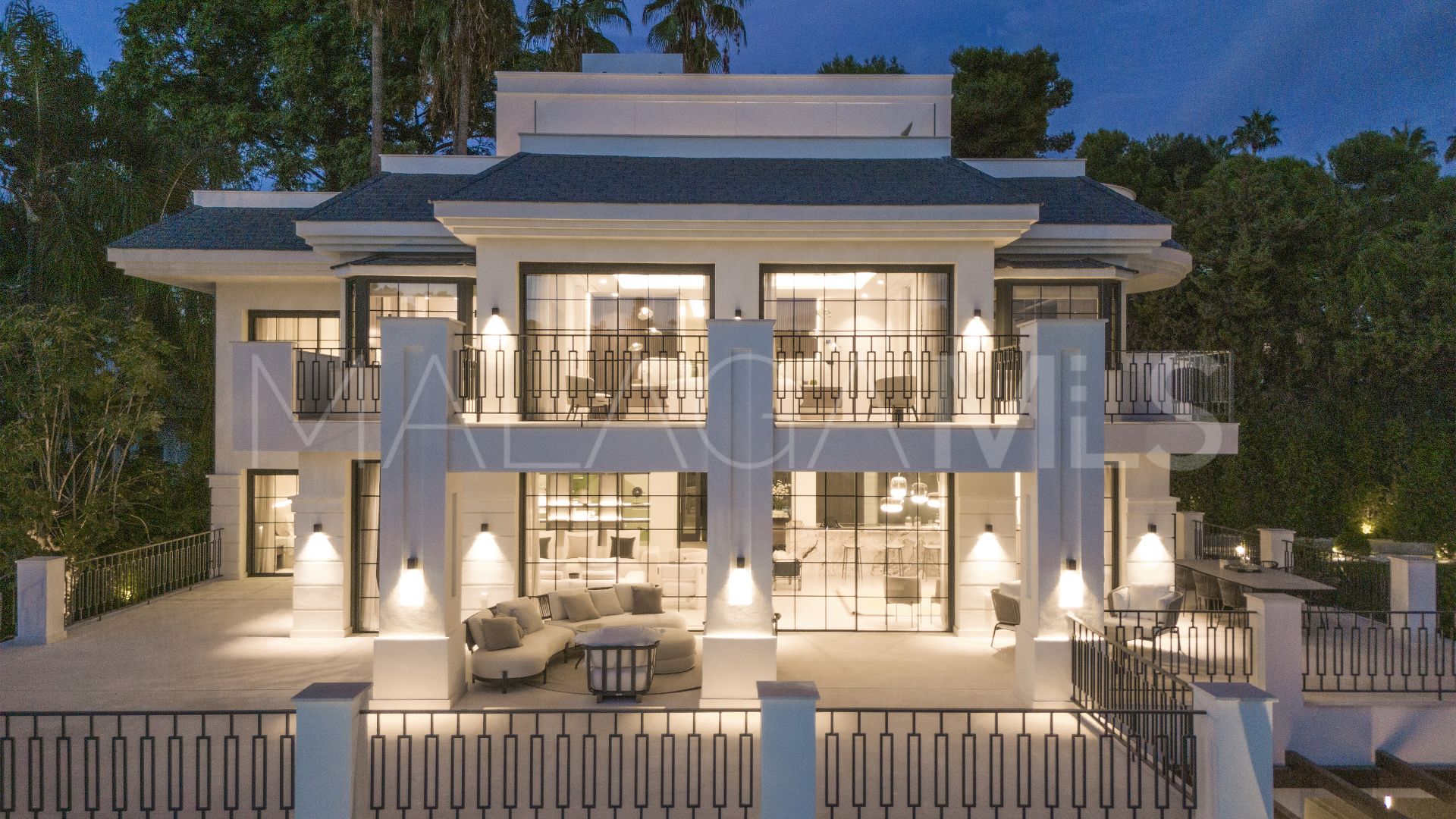 For sale villa in Nueva Andalucia with 6 bedrooms