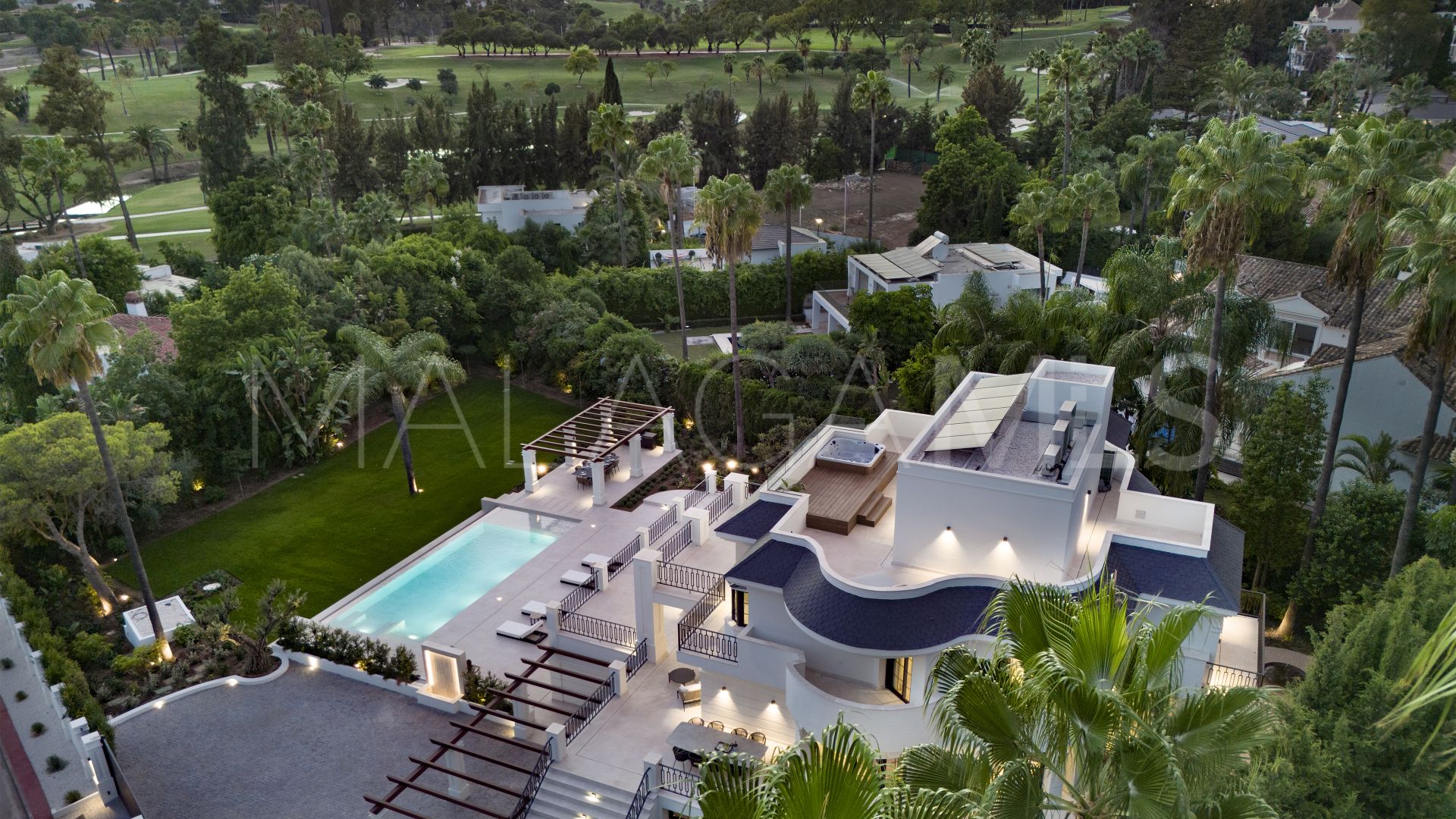 For sale villa in Nueva Andalucia with 6 bedrooms