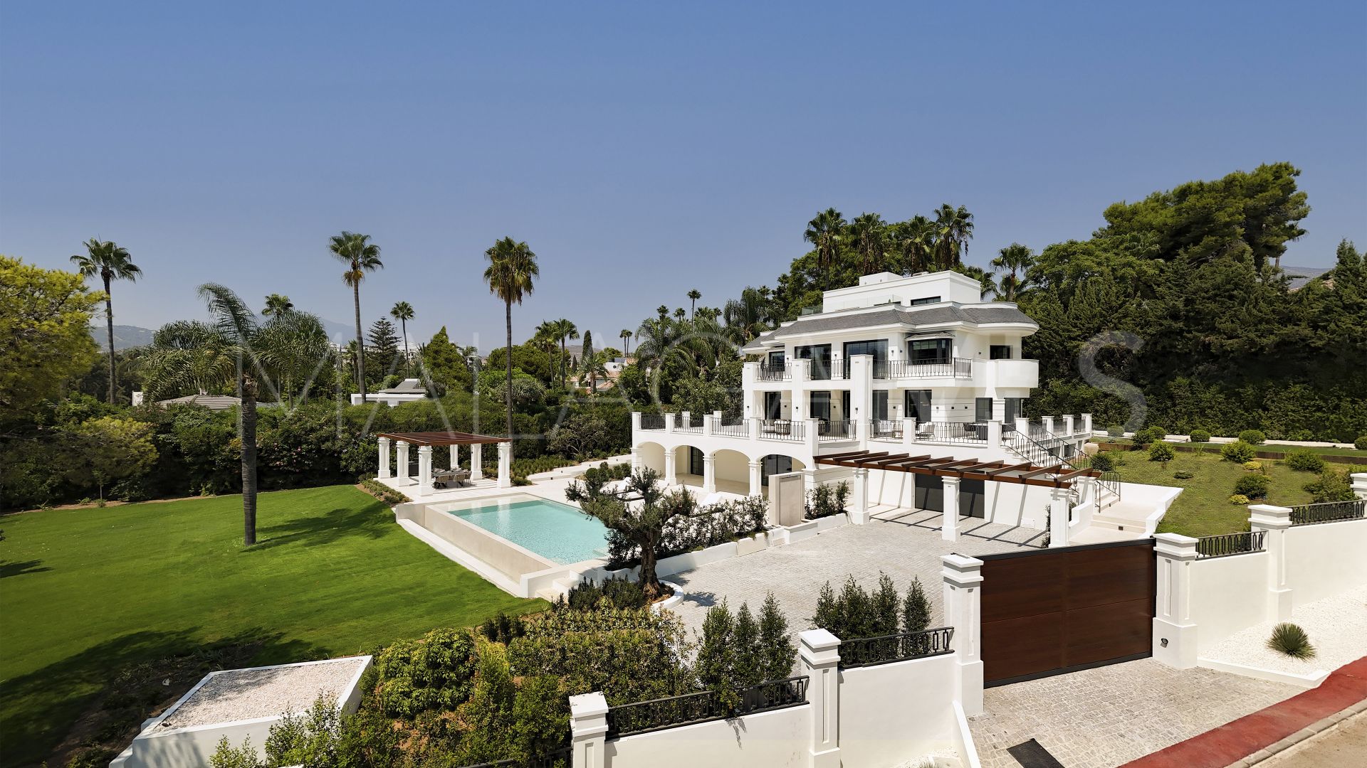 For sale villa in Nueva Andalucia with 6 bedrooms