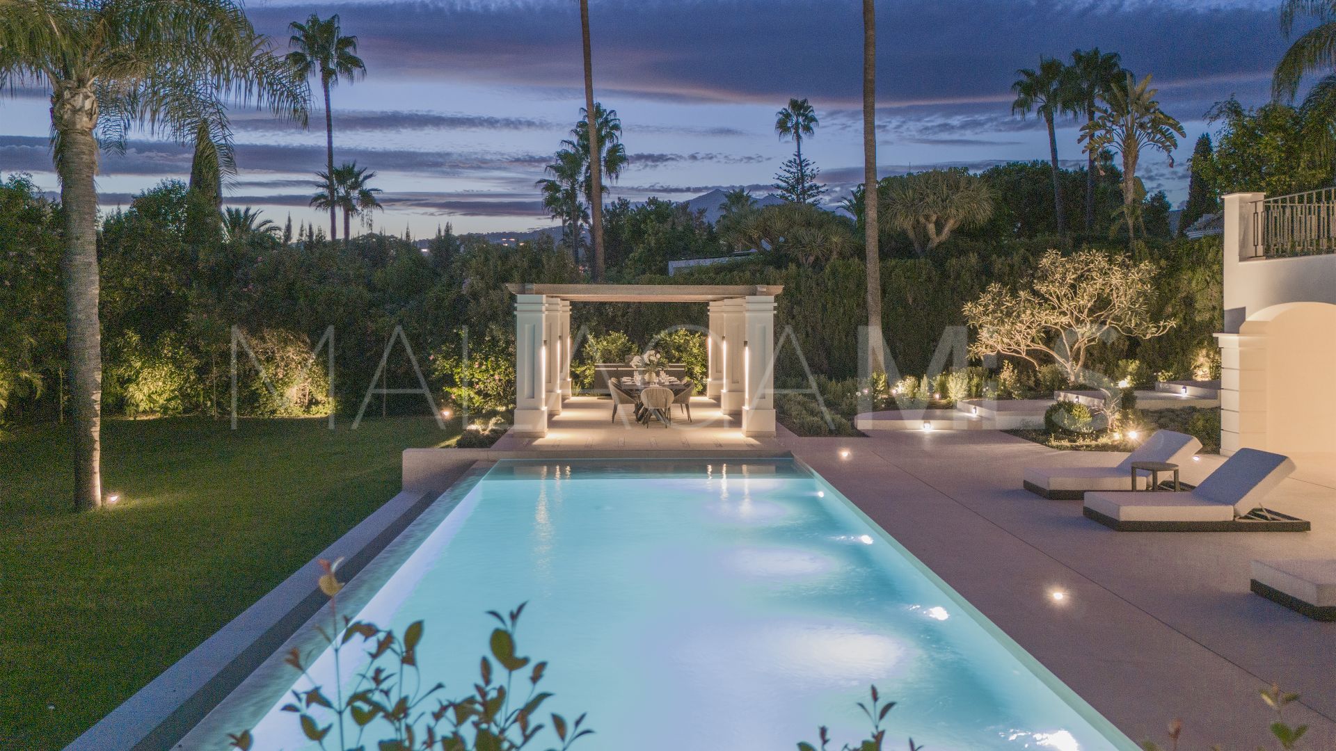 For sale villa in Nueva Andalucia with 6 bedrooms