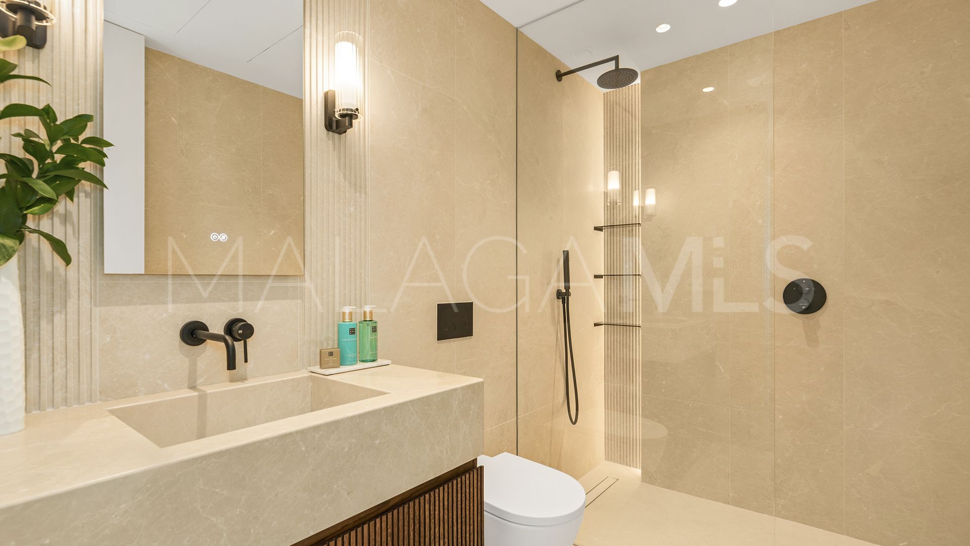 For sale villa in Nueva Andalucia with 6 bedrooms