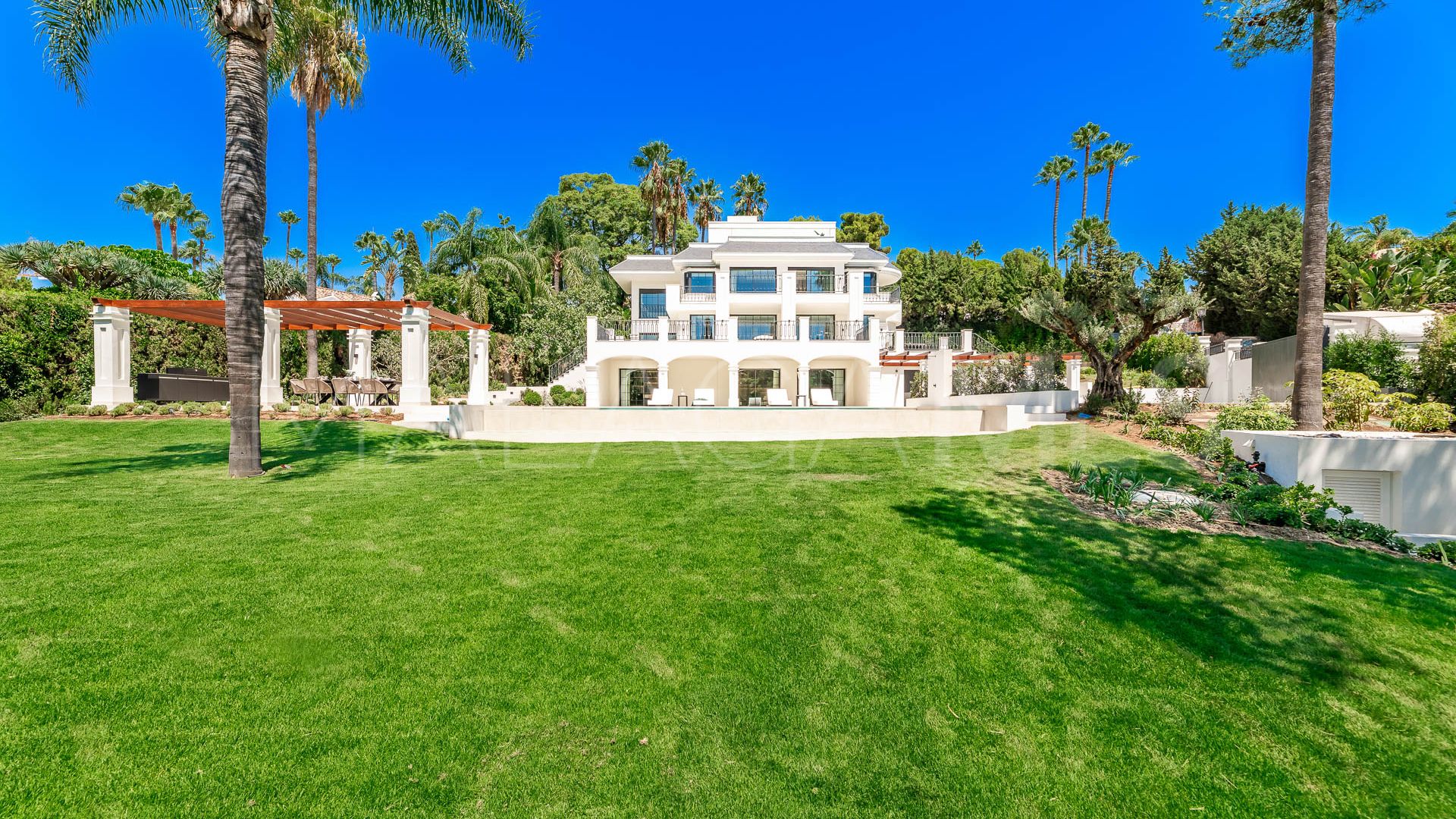 For sale villa in Nueva Andalucia with 6 bedrooms