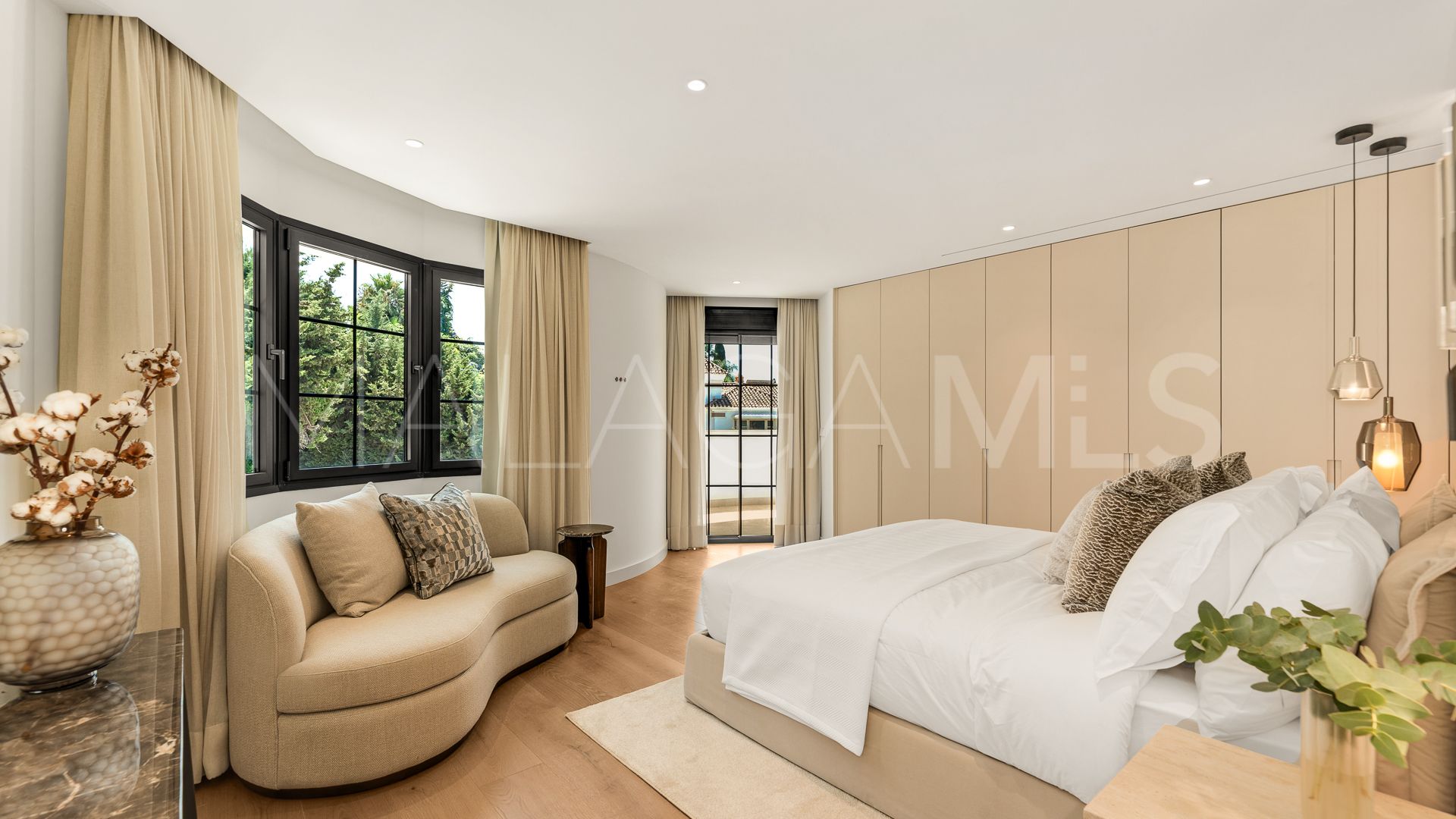 For sale villa in Nueva Andalucia with 6 bedrooms