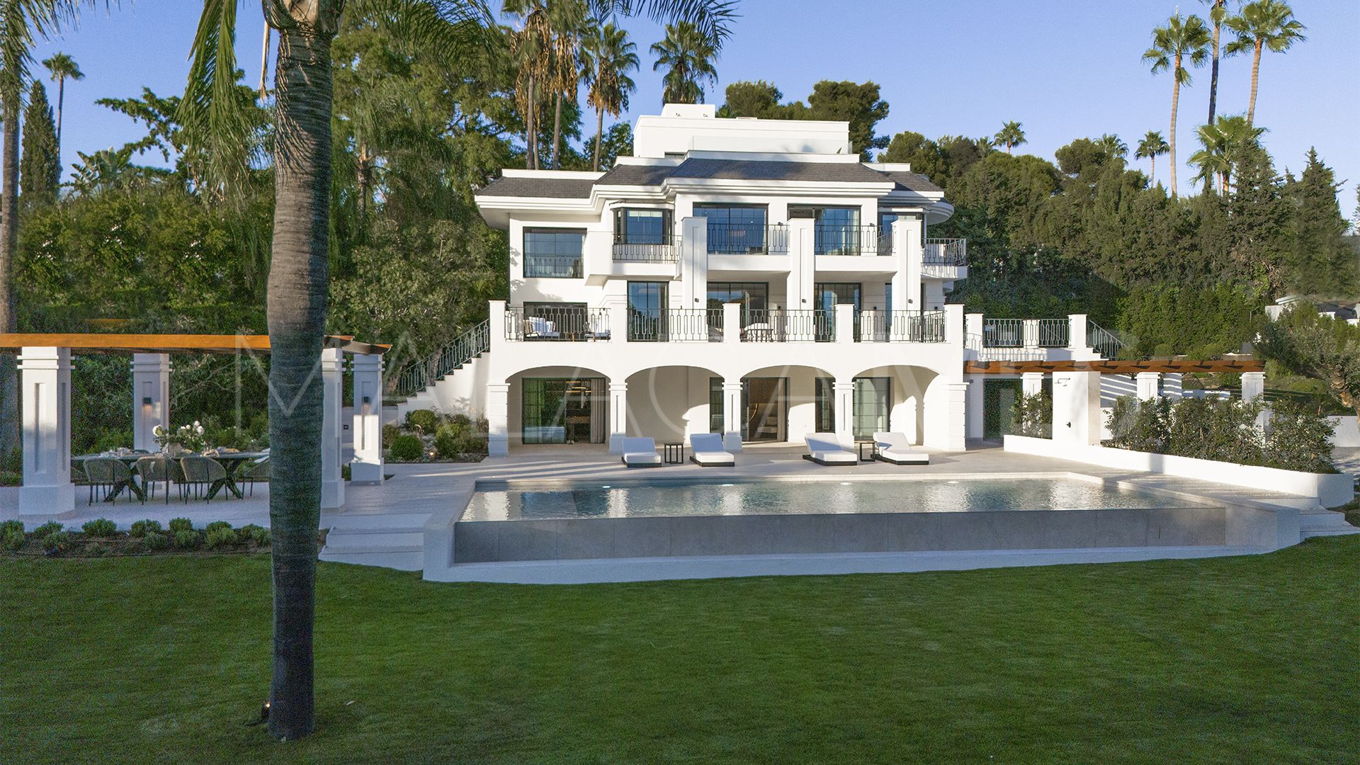 For sale villa in Nueva Andalucia with 6 bedrooms