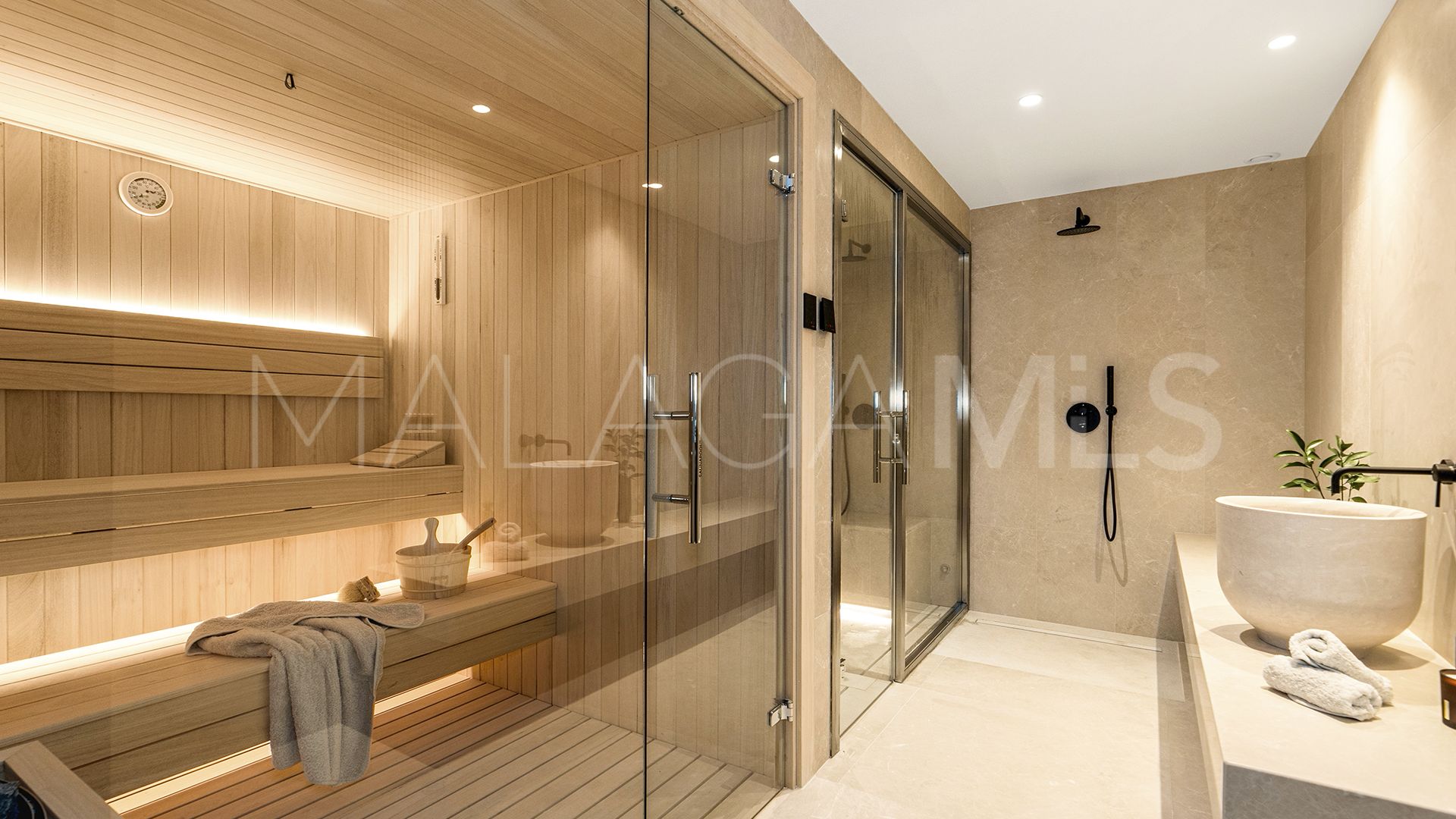 For sale villa in Nueva Andalucia with 6 bedrooms