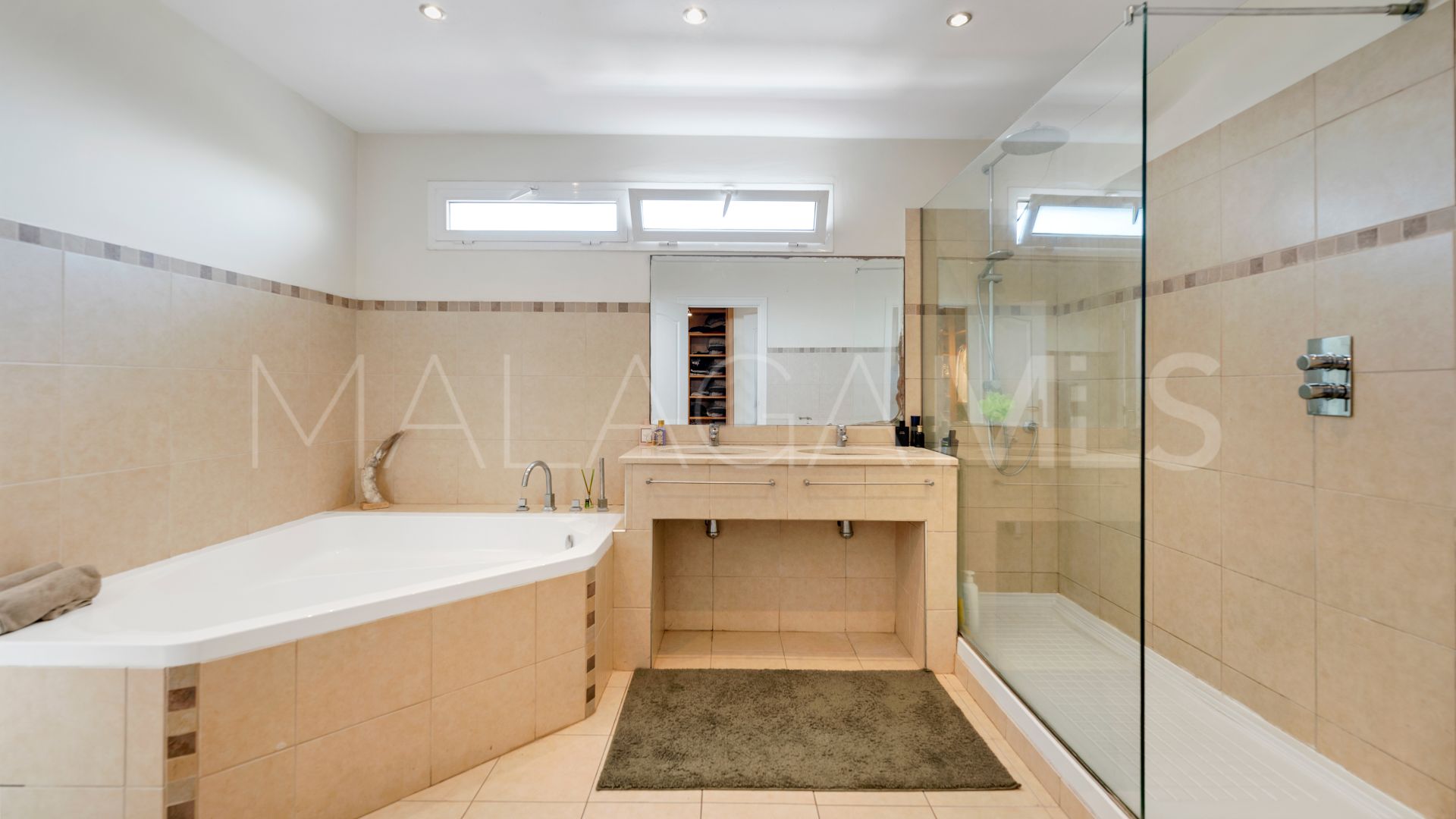 Villa for sale with 6 bedrooms in Rio Real
