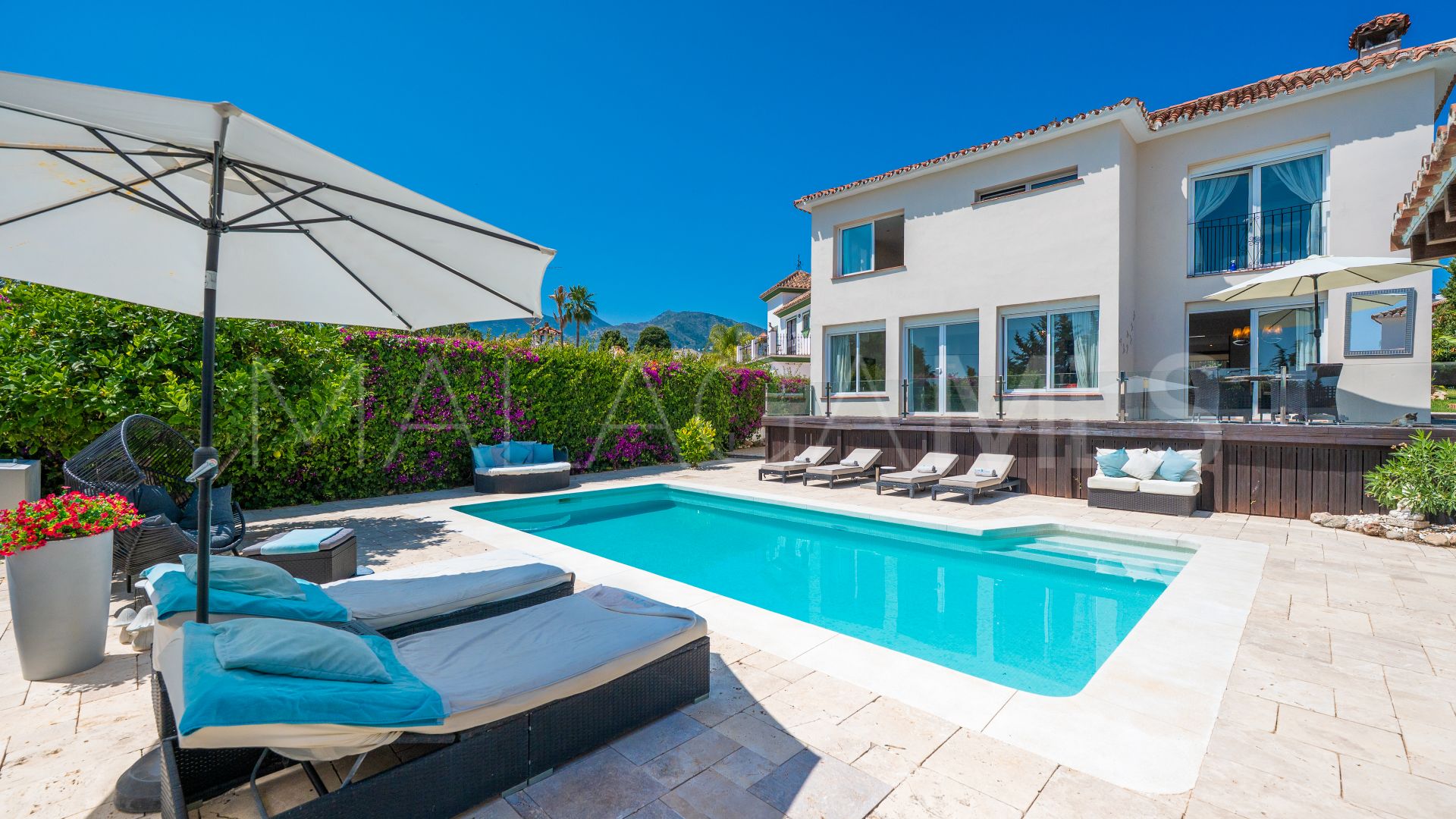 Villa for sale with 6 bedrooms in Rio Real