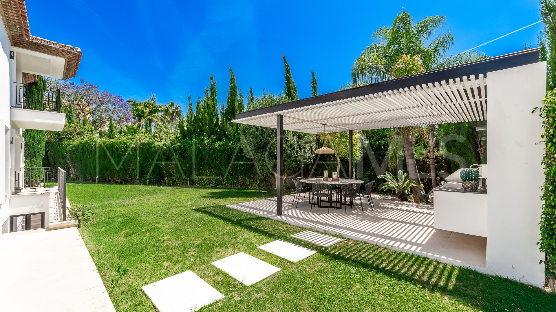 Villa for sale in Nueva Andalucia