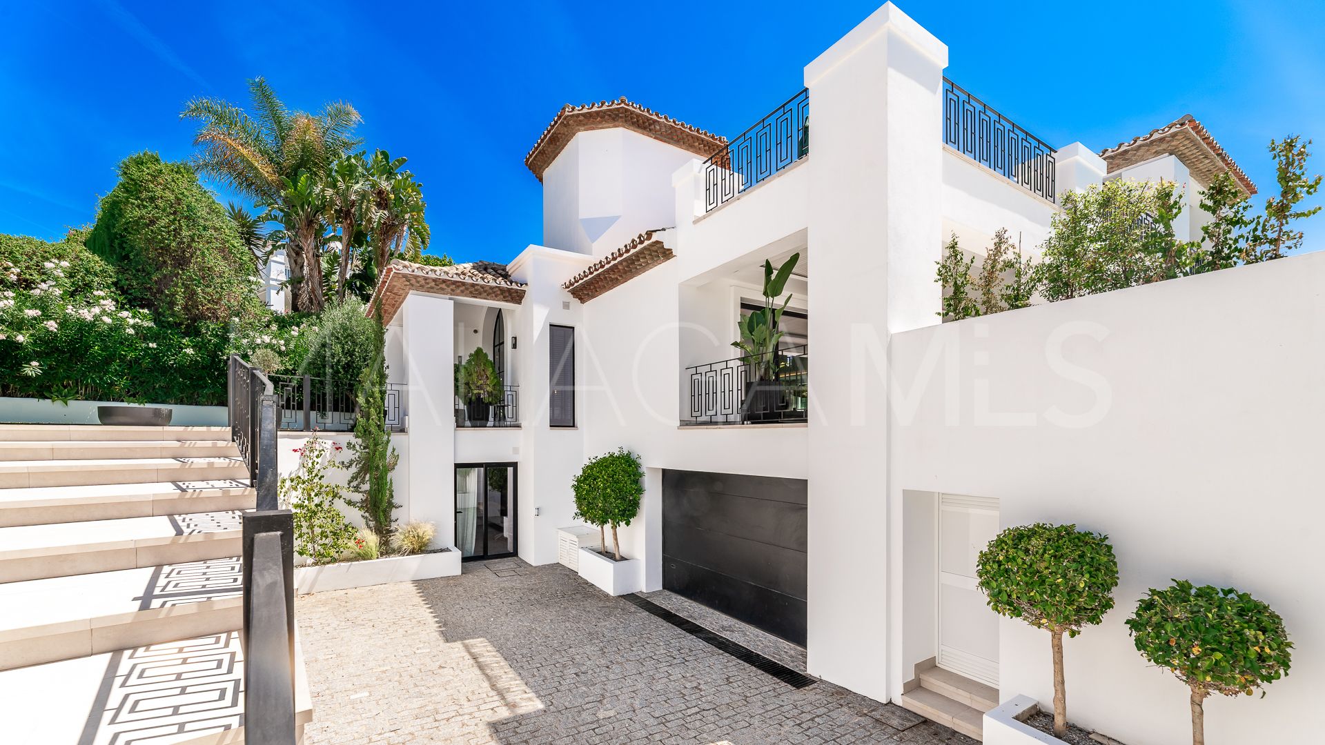 Villa for sale in Nueva Andalucia