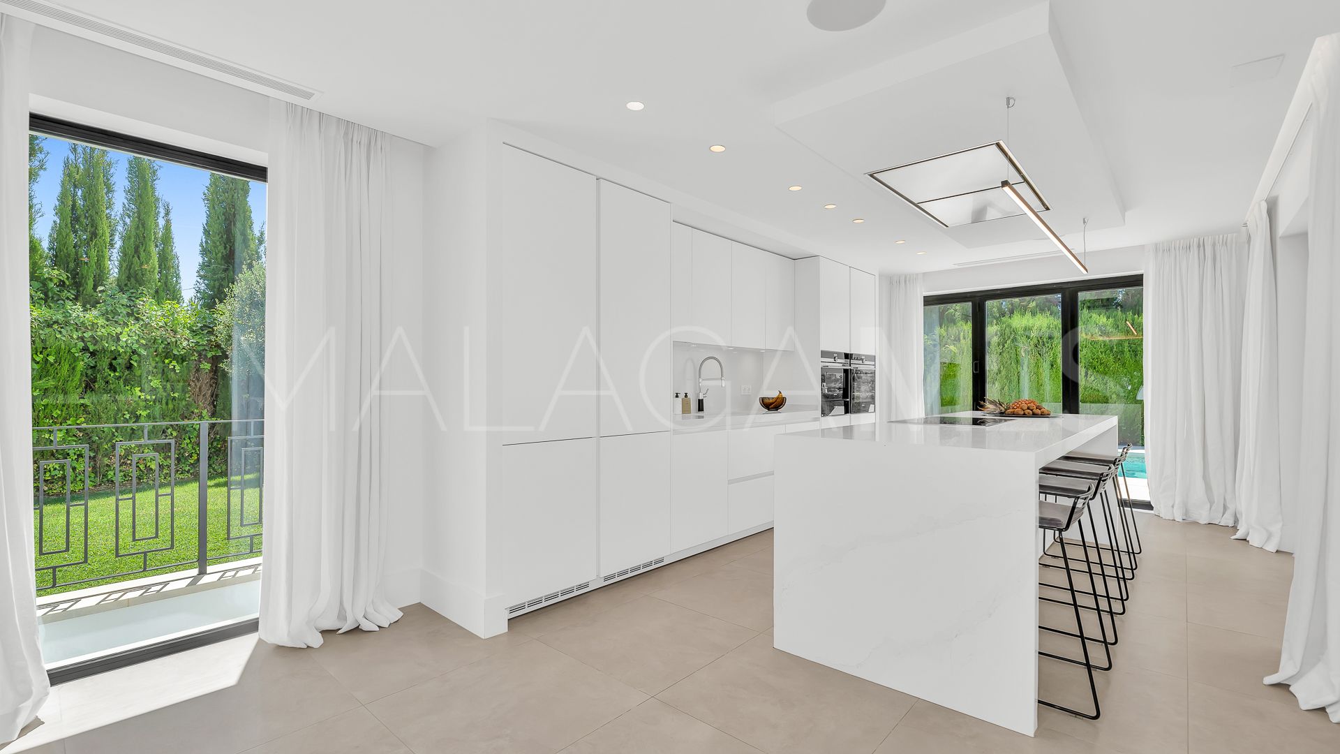 Villa for sale in Nueva Andalucia