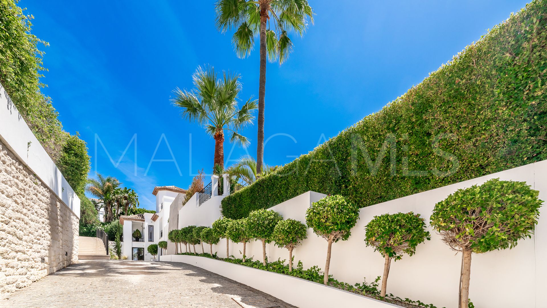 Villa for sale in Nueva Andalucia