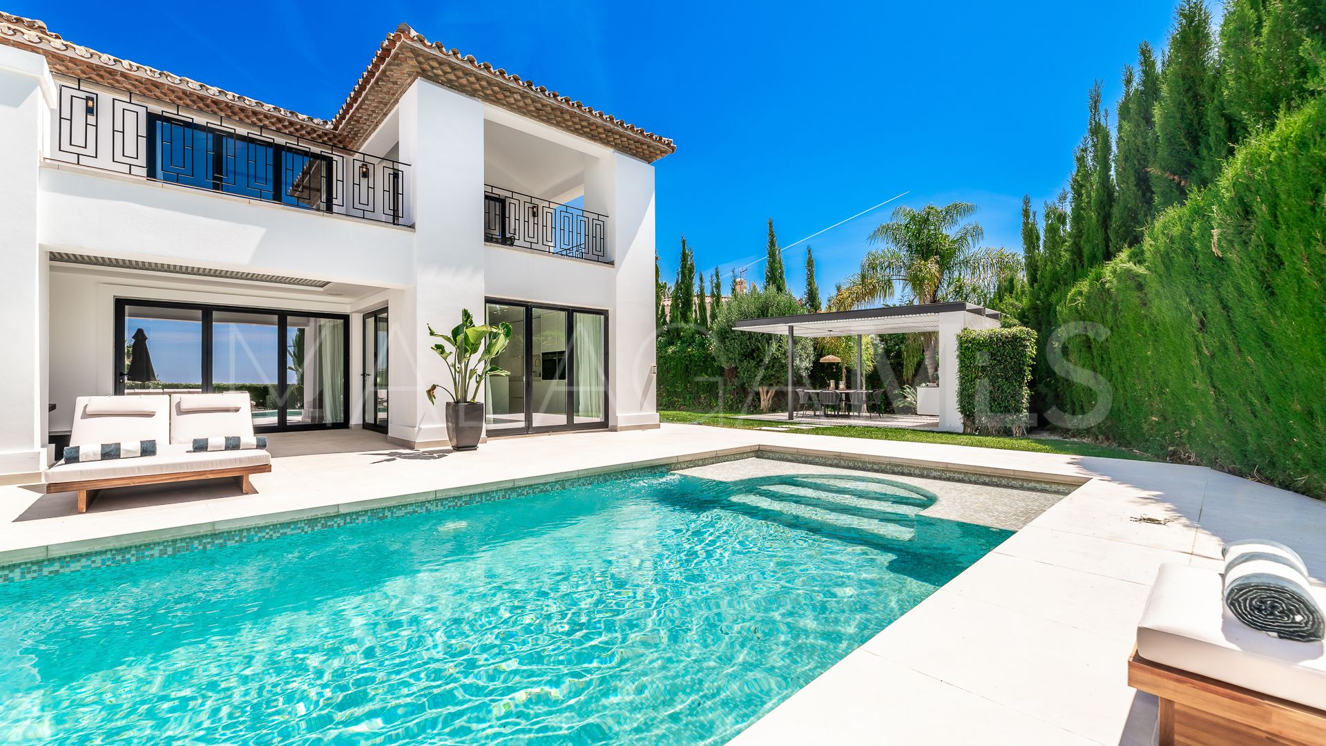 Villa for sale in Nueva Andalucia