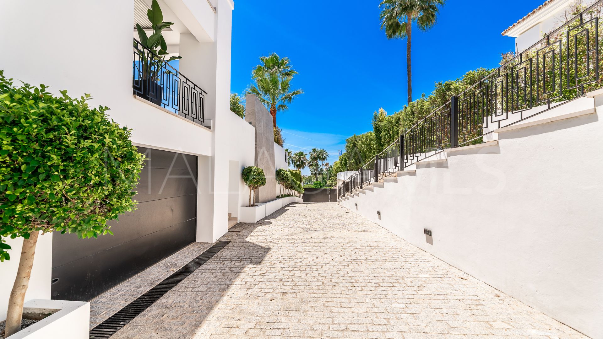 Villa for sale in Nueva Andalucia