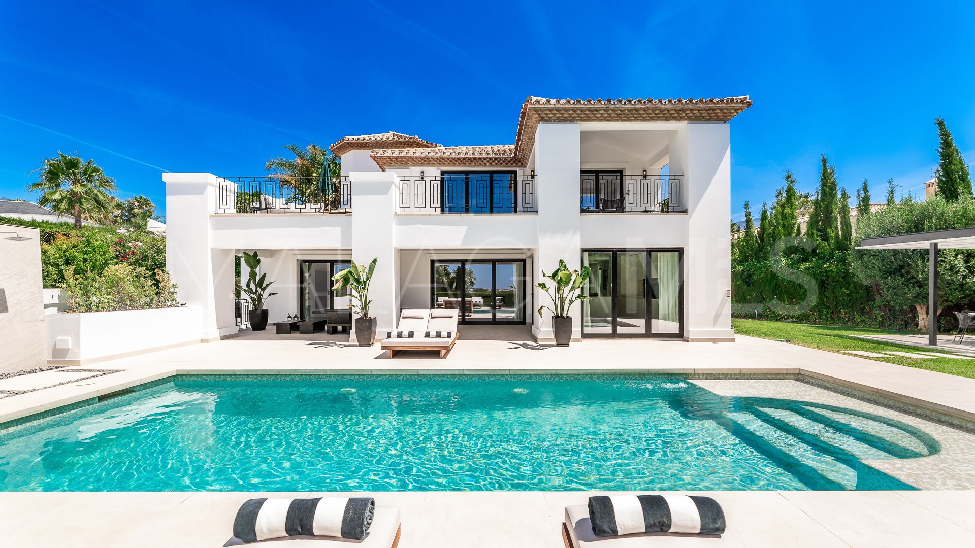 Villa for sale in Nueva Andalucia