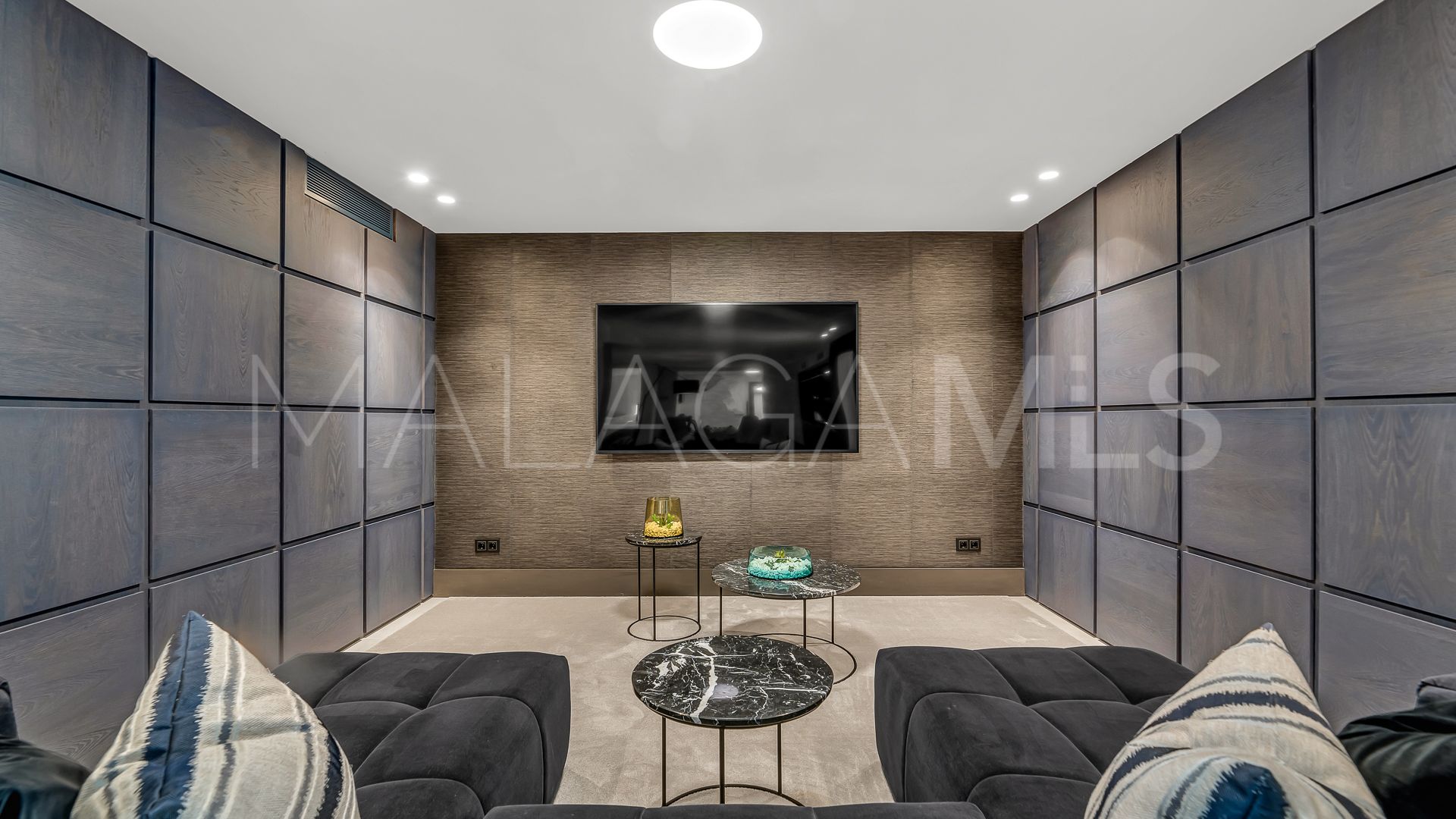 Villa for sale in Nueva Andalucia