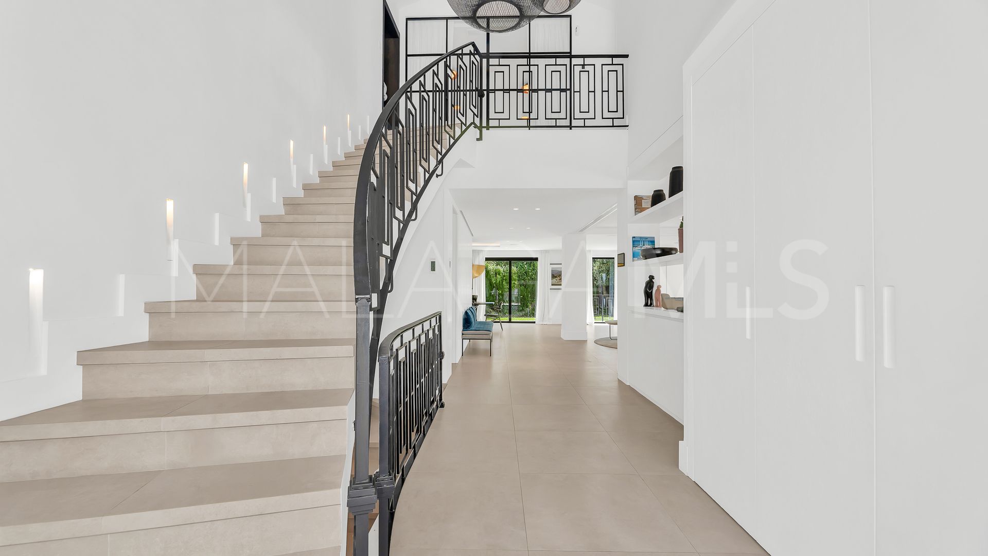 Villa for sale in Nueva Andalucia