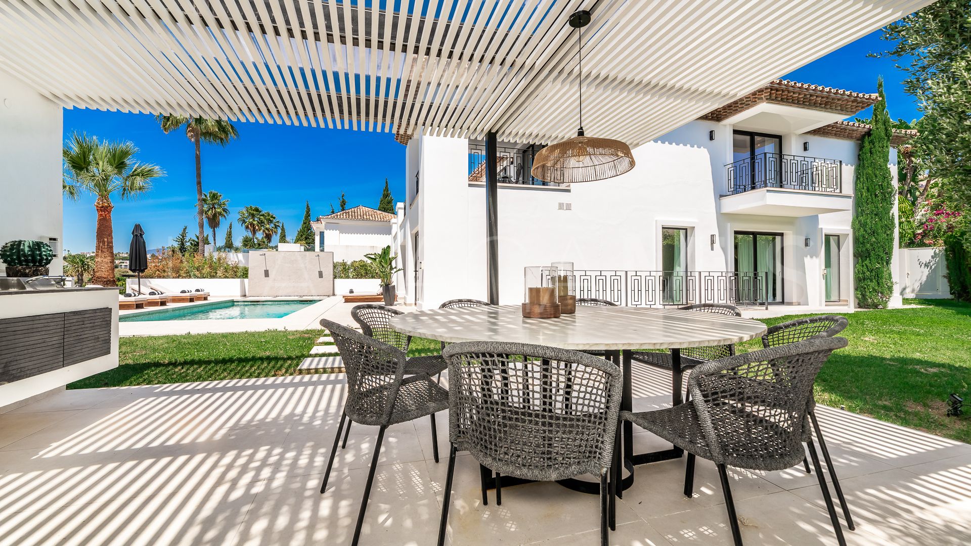 Villa for sale in Nueva Andalucia