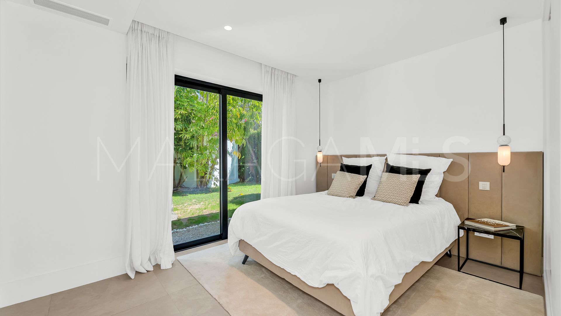 Villa for sale in Nueva Andalucia
