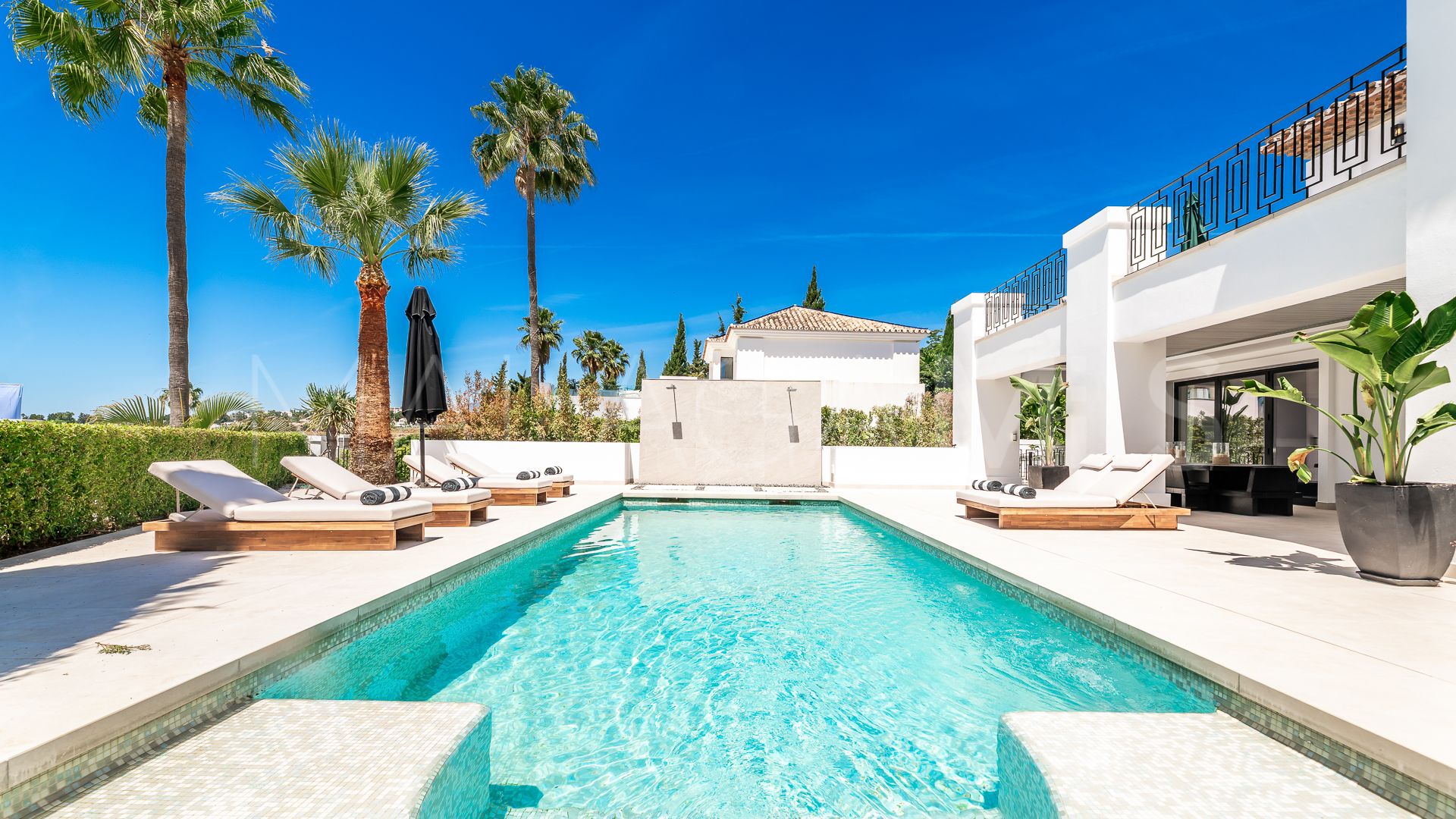 Villa for sale in Nueva Andalucia