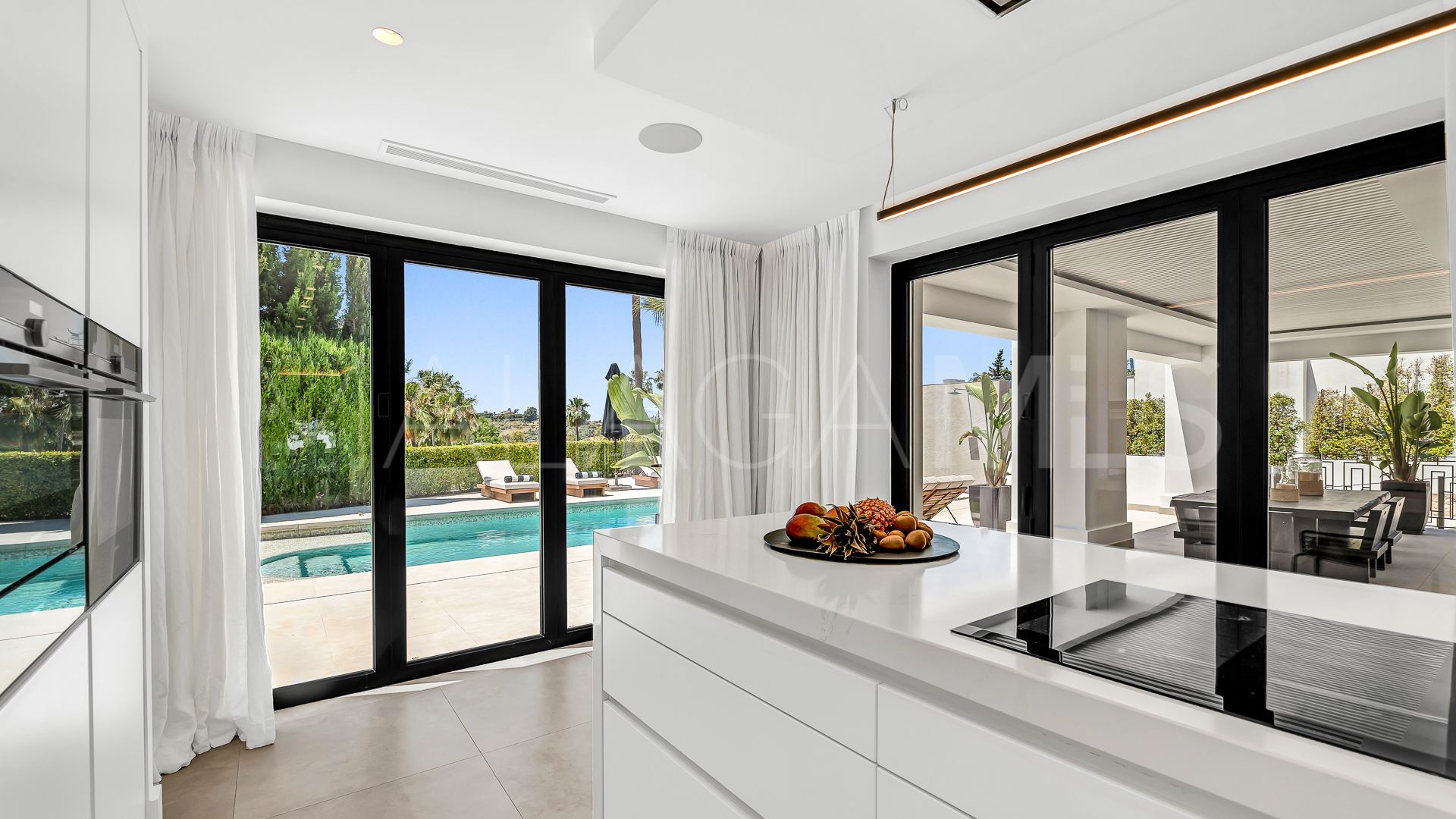 Villa for sale in Nueva Andalucia