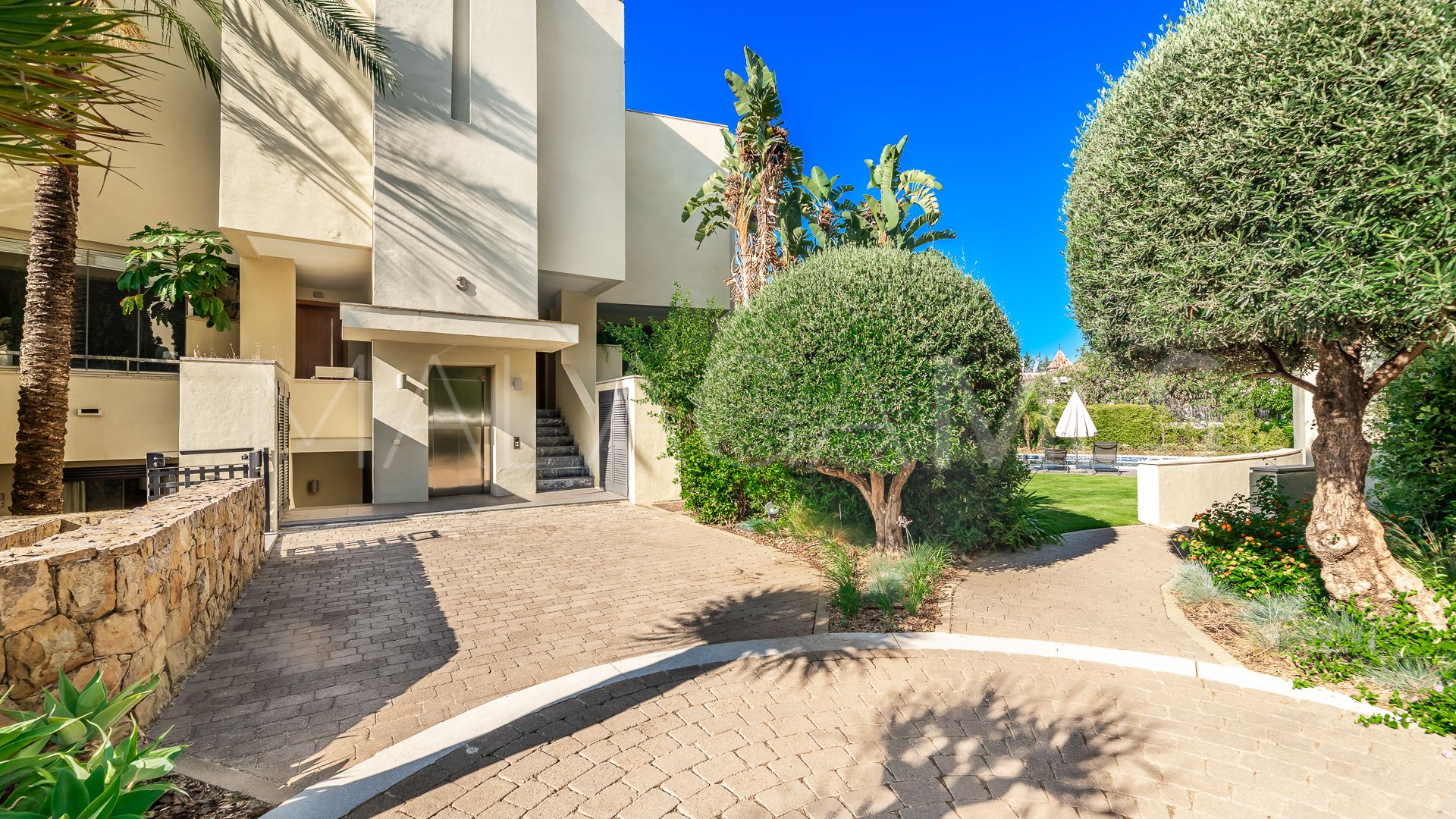 For sale ground floor apartment with 2 bedrooms in Marbella Golden Mile