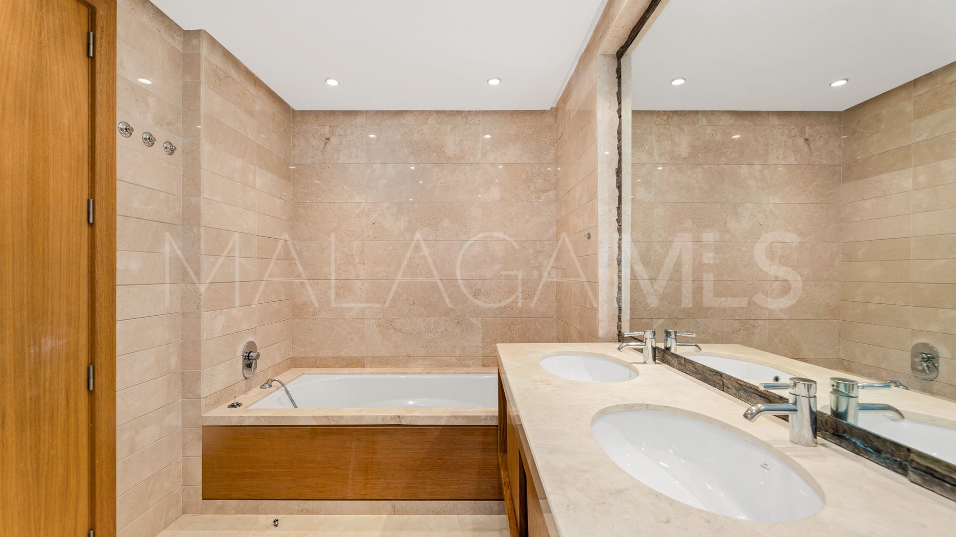 For sale ground floor apartment with 2 bedrooms in Marbella Golden Mile