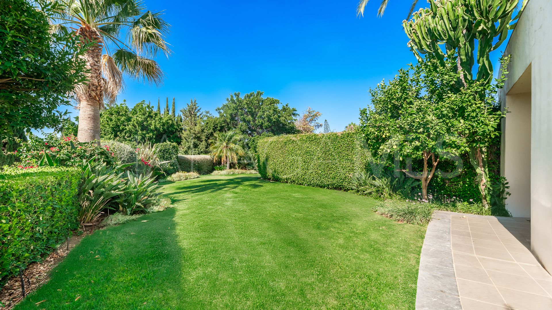 For sale ground floor apartment with 2 bedrooms in Marbella Golden Mile