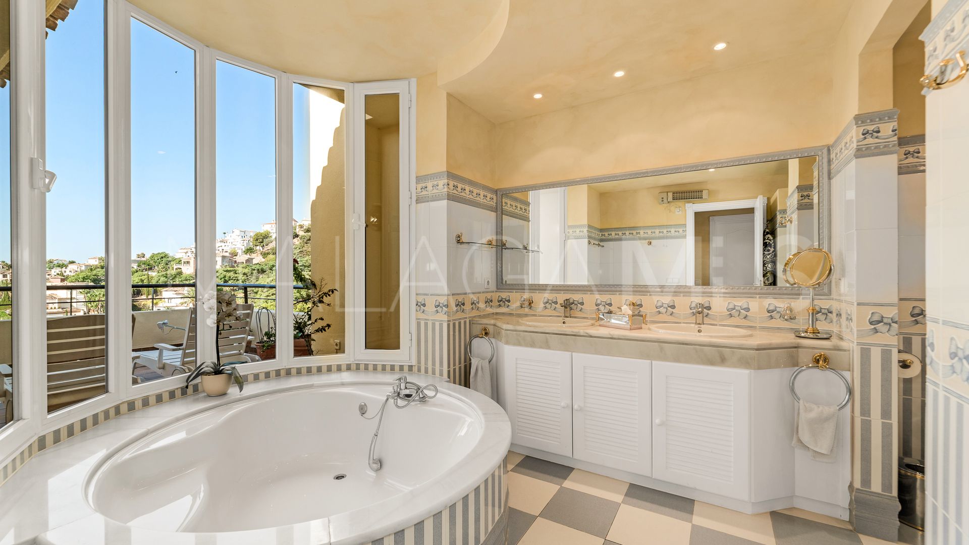 Appartement terrasse for sale in Benahavis
