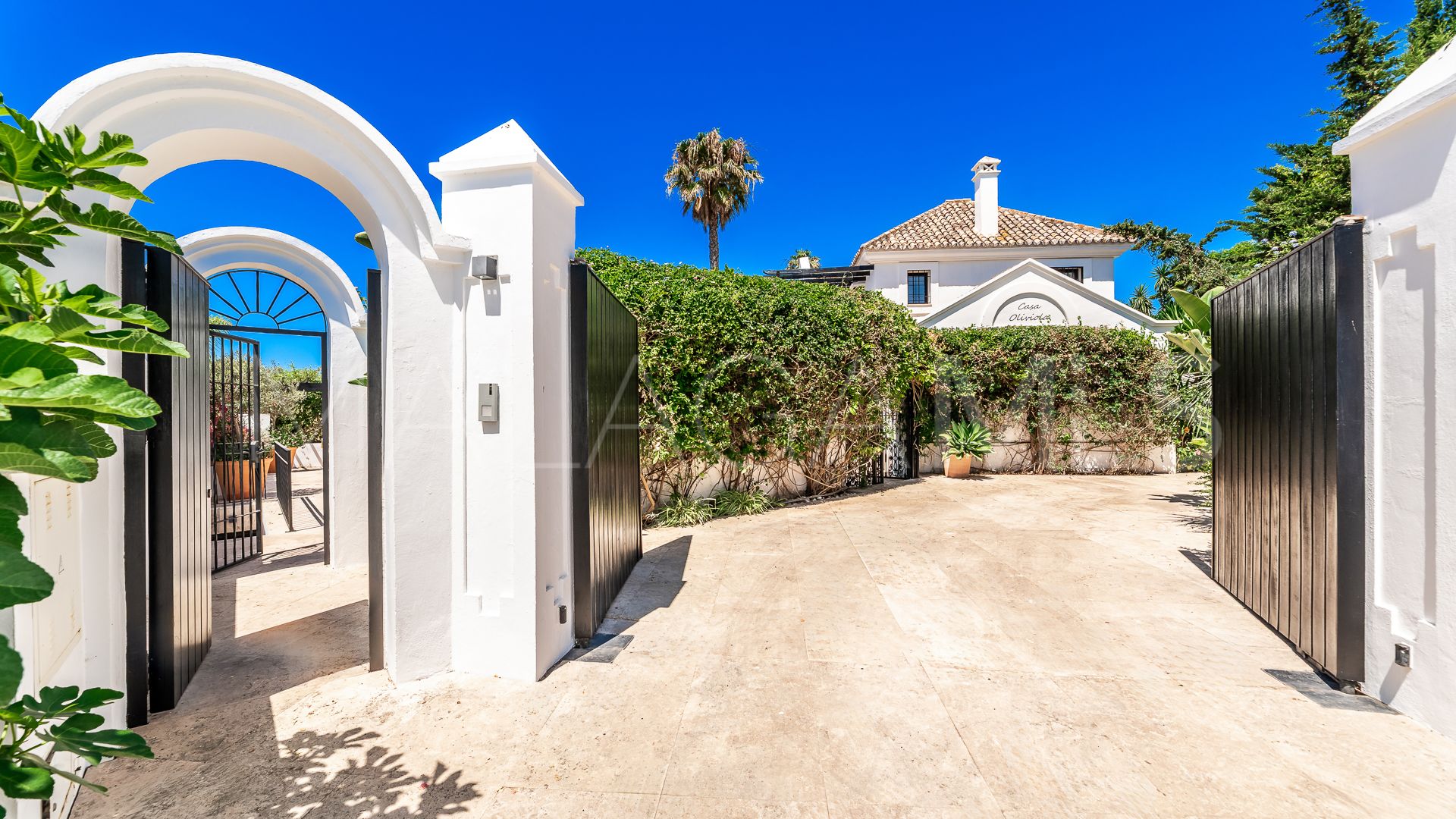 5 bedrooms villa in Marbesa for sale