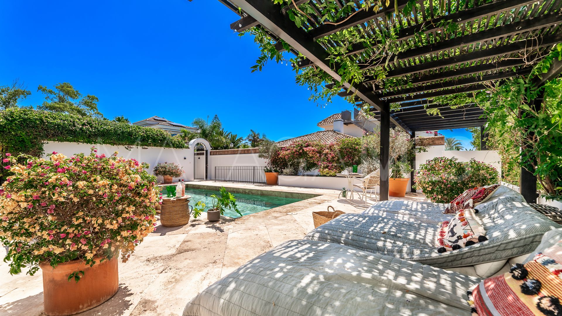 5 bedrooms villa in Marbesa for sale