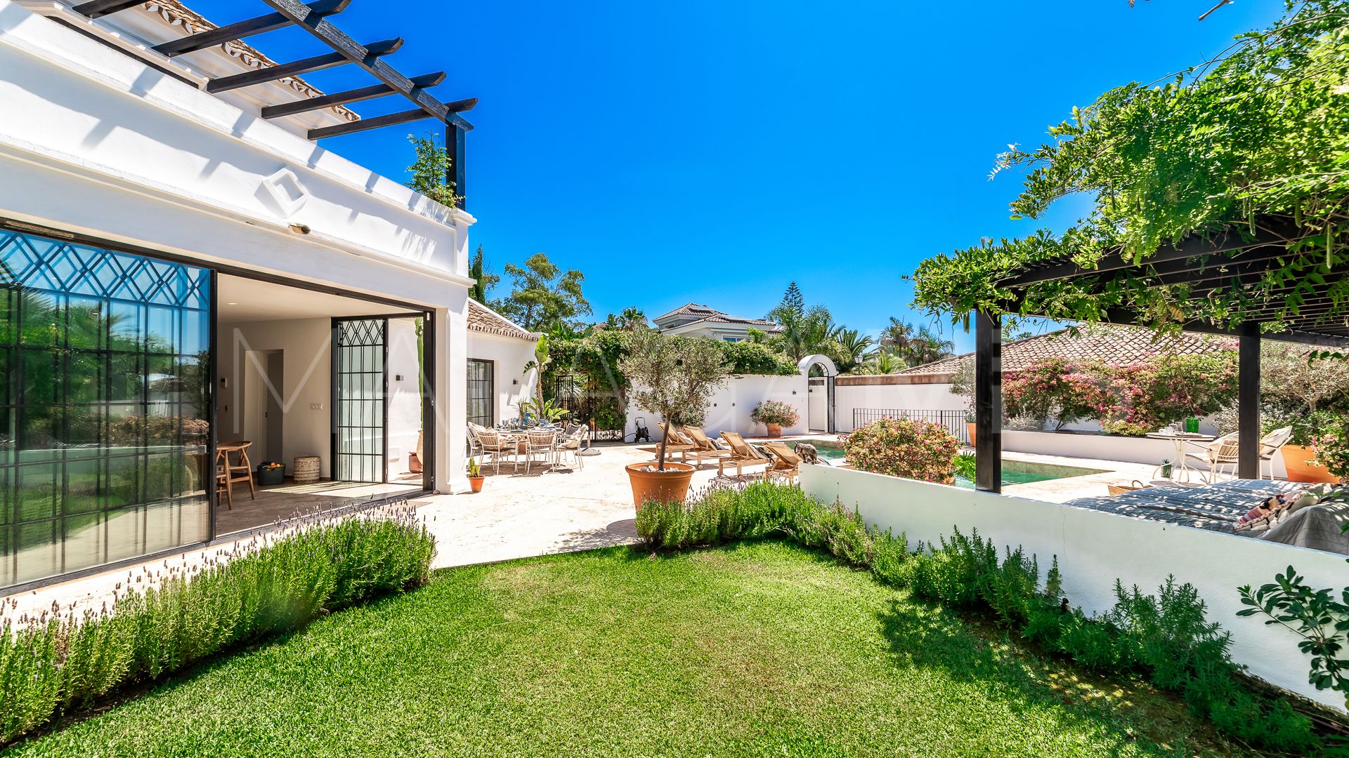 5 bedrooms villa in Marbesa for sale