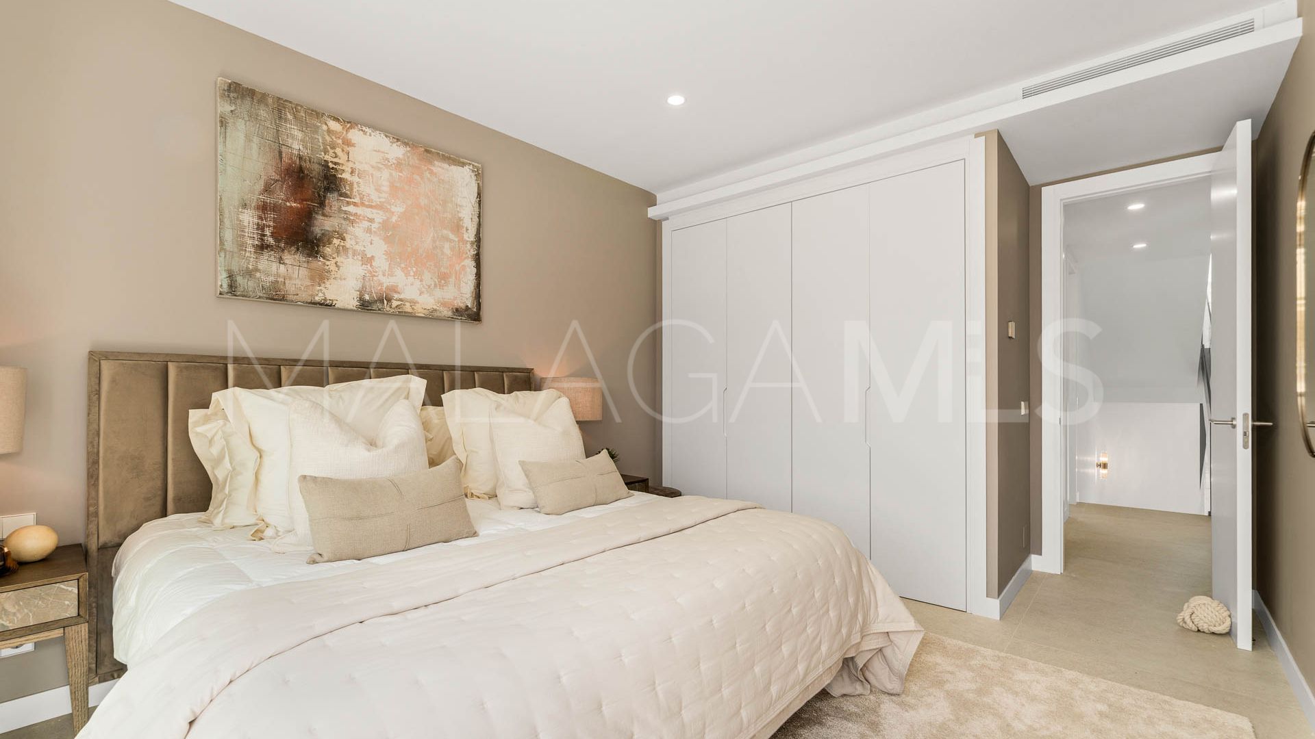 Villa for sale in Elviria