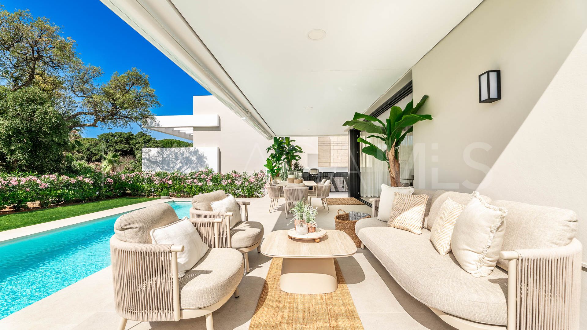 Villa for sale in Elviria