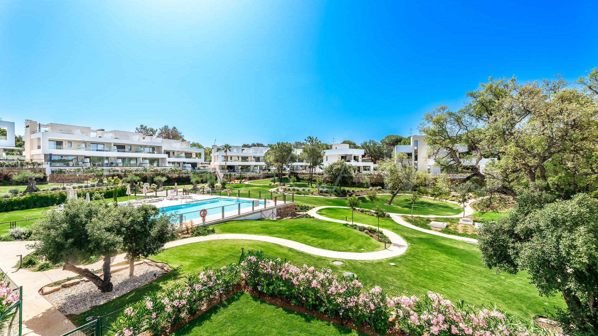 Villa for sale in Elviria