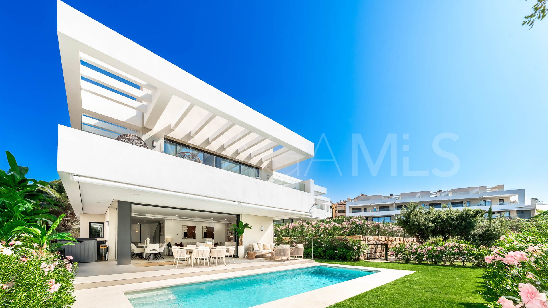 Villa for sale in Elviria