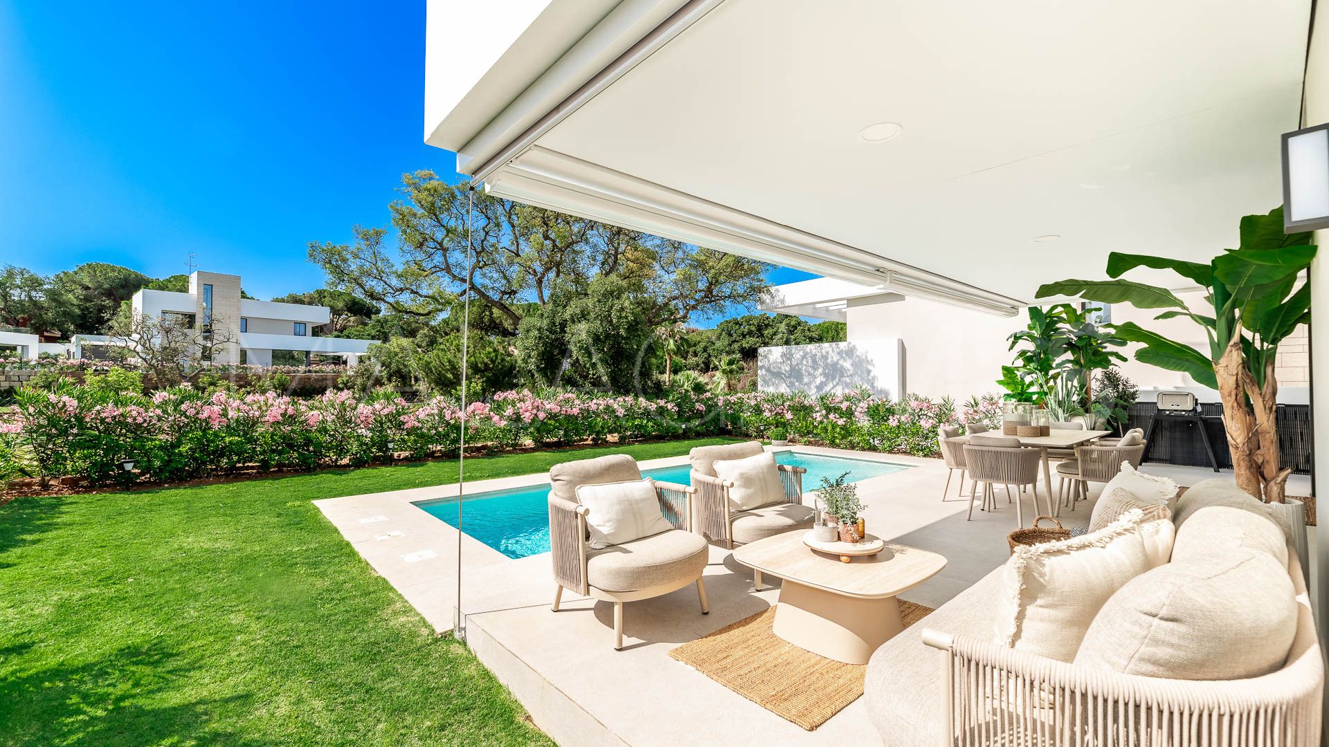 Villa for sale in Elviria