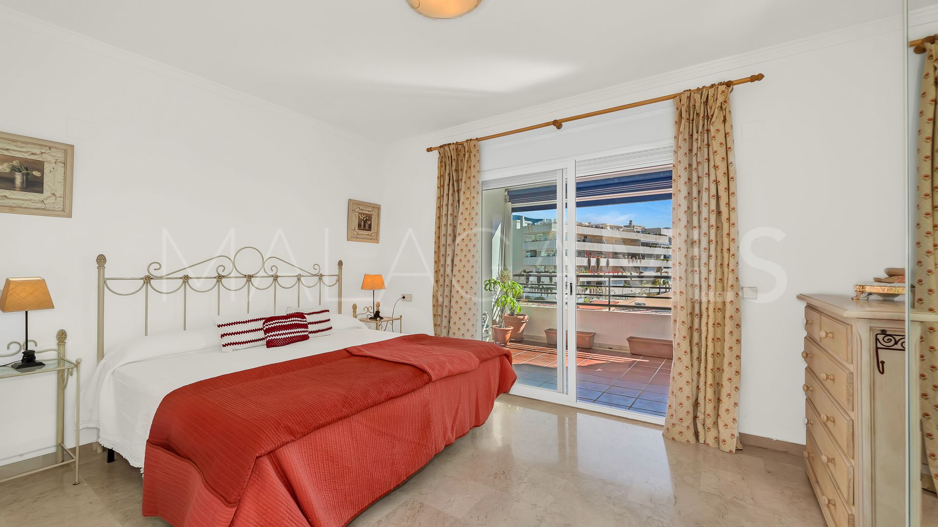 Apartment for sale in Marbella - Puerto Banus with 2 bedrooms