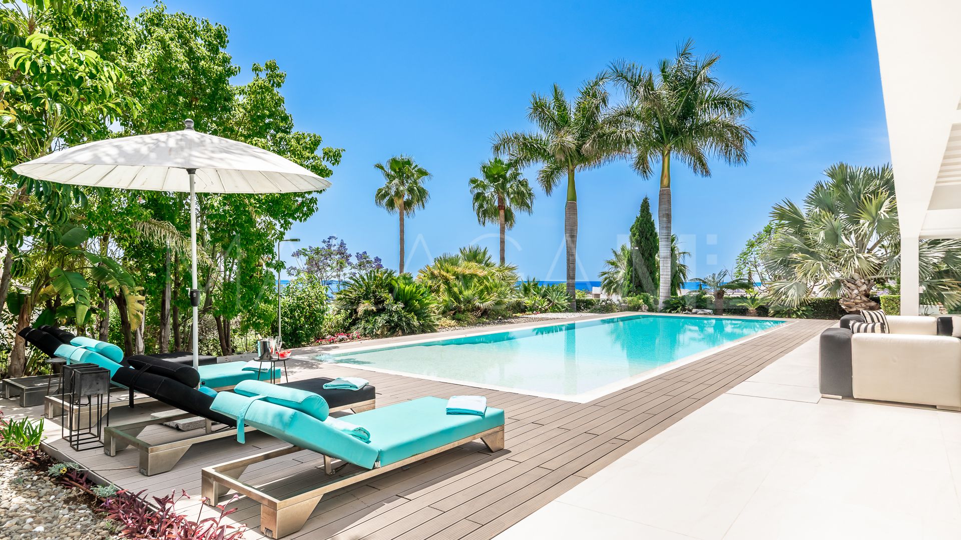 Villa for sale in Los Flamingos Golf with 6 bedrooms