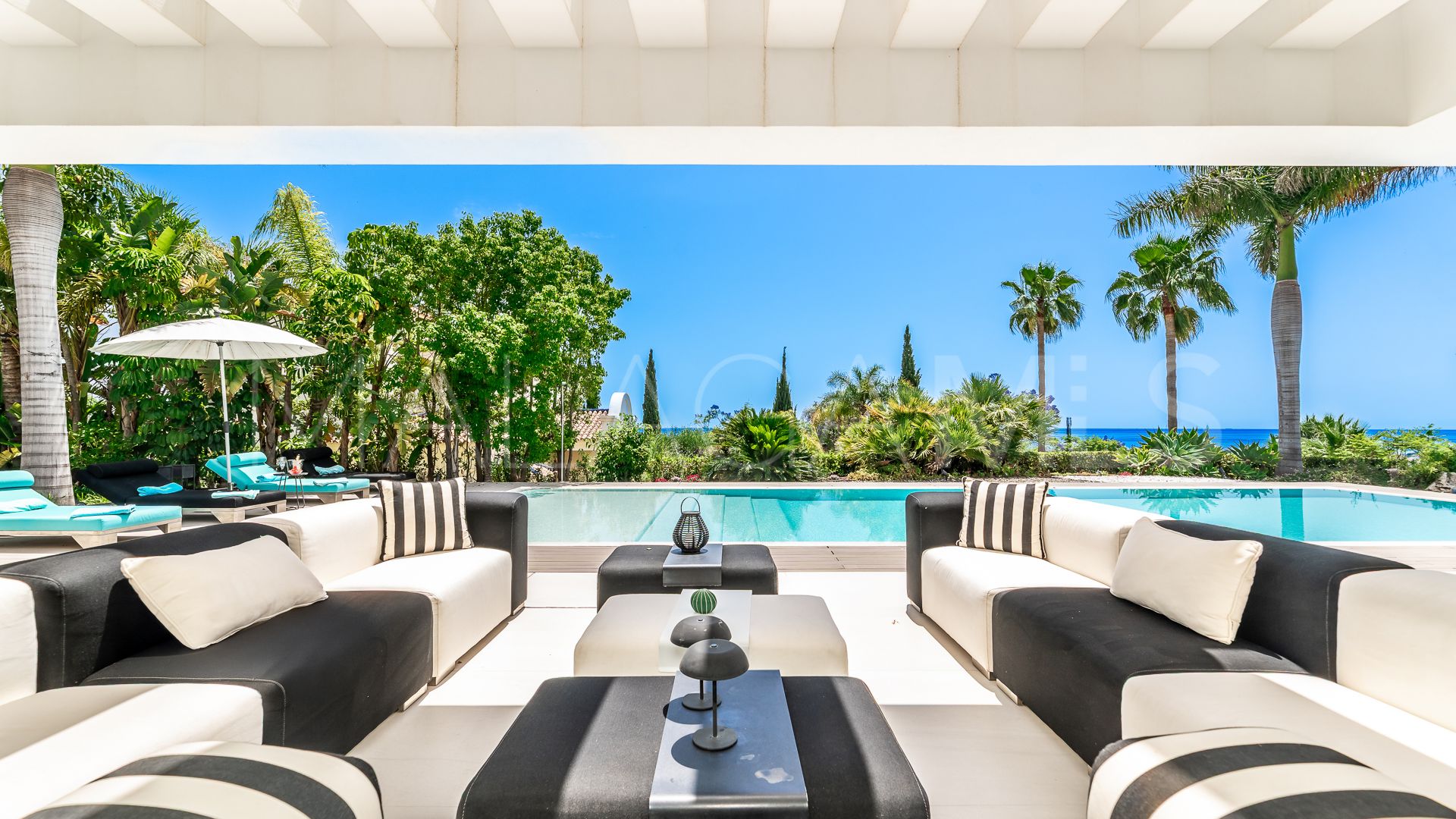 Villa for sale in Los Flamingos Golf with 6 bedrooms